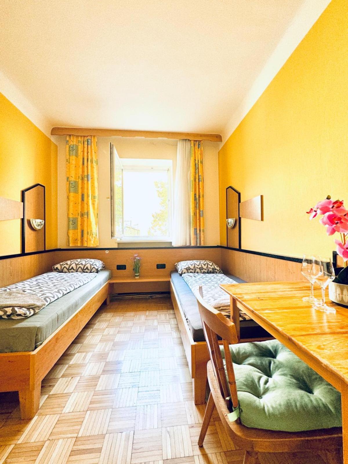 Affordable Central Rooms, 10-Min to Lugner City