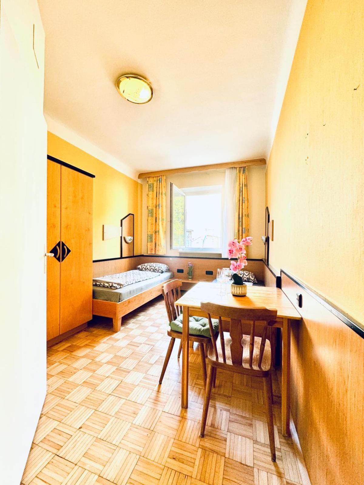 Affordable Central Rooms, 10-Min to Lugner City