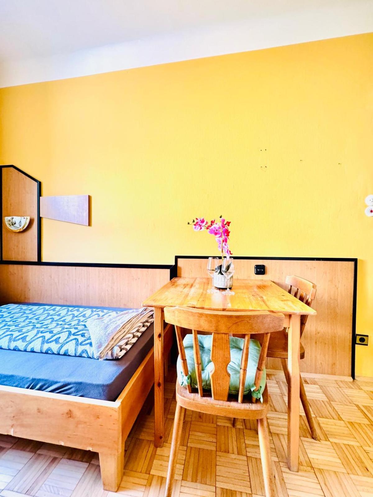 Affordable Central Rooms, 10-Min to Lugner City