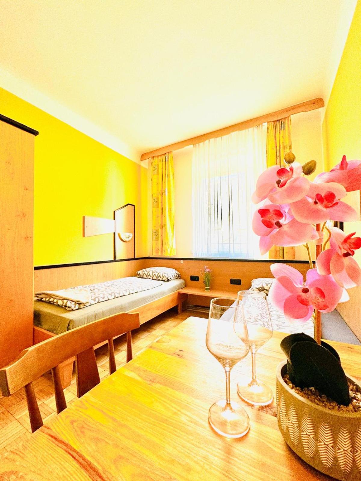 Affordable Central Rooms, 10-Min to Lugner City