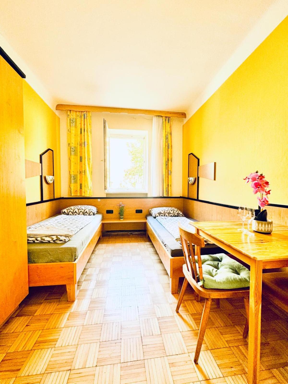 Affordable Central Rooms, 10-Min to Lugner City