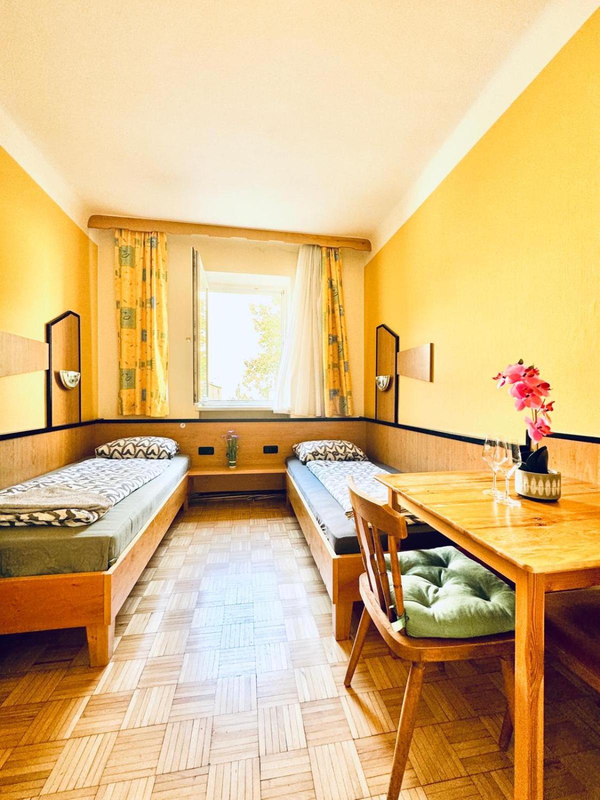 Affordable Central Rooms, 10-Min to Lugner City