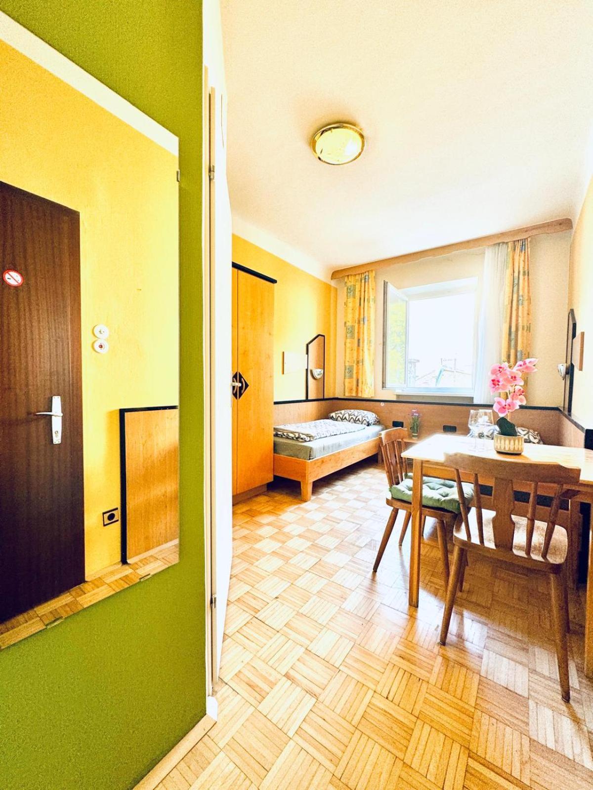 Affordable Central Rooms, 10-Min to Lugner City