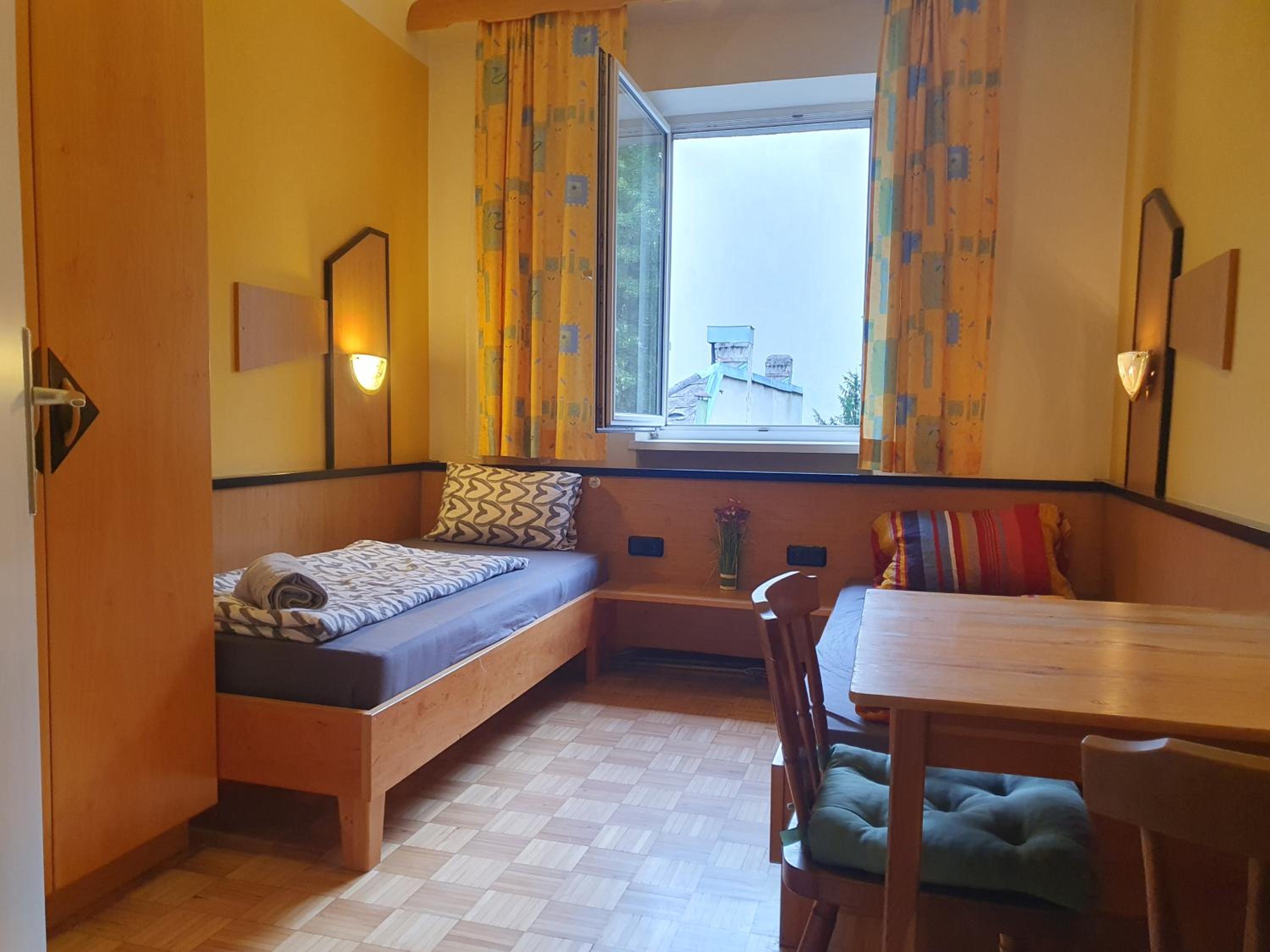 Affordable Central Rooms, 10-Min to Lugner City
