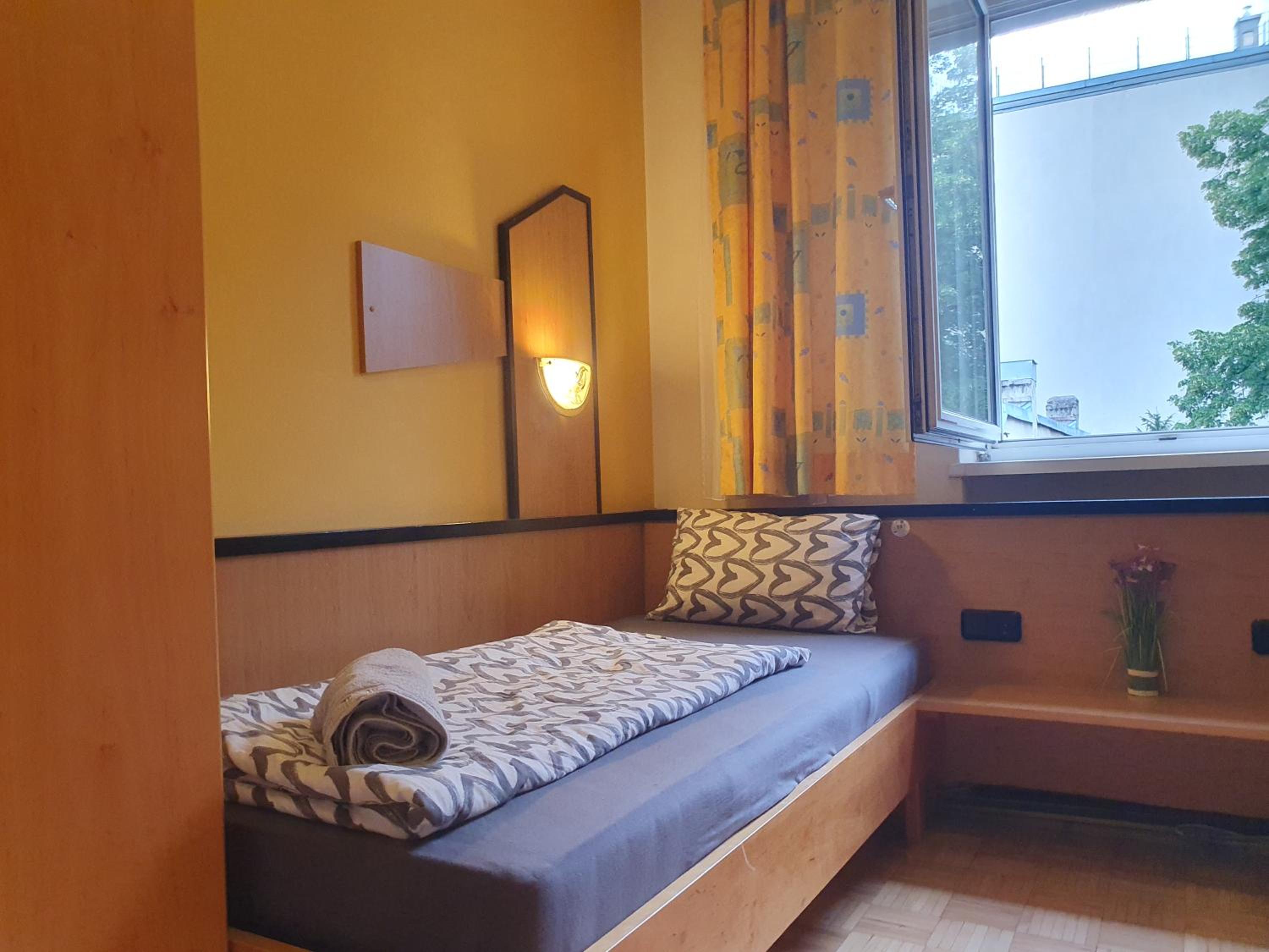 Affordable Central Rooms, 10-Min to Lugner City