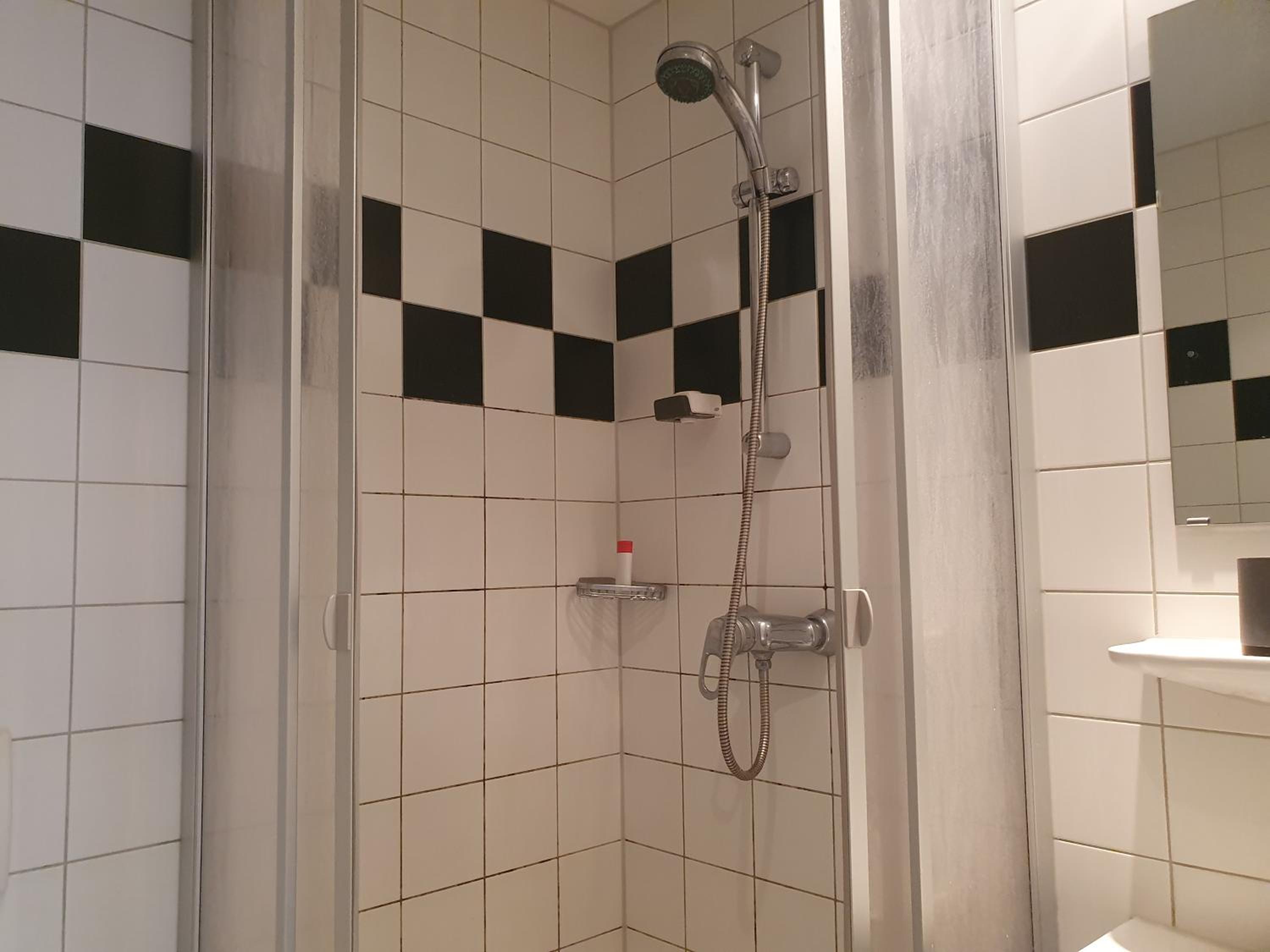 Affordable Central Rooms, 10-Min to Lugner City
