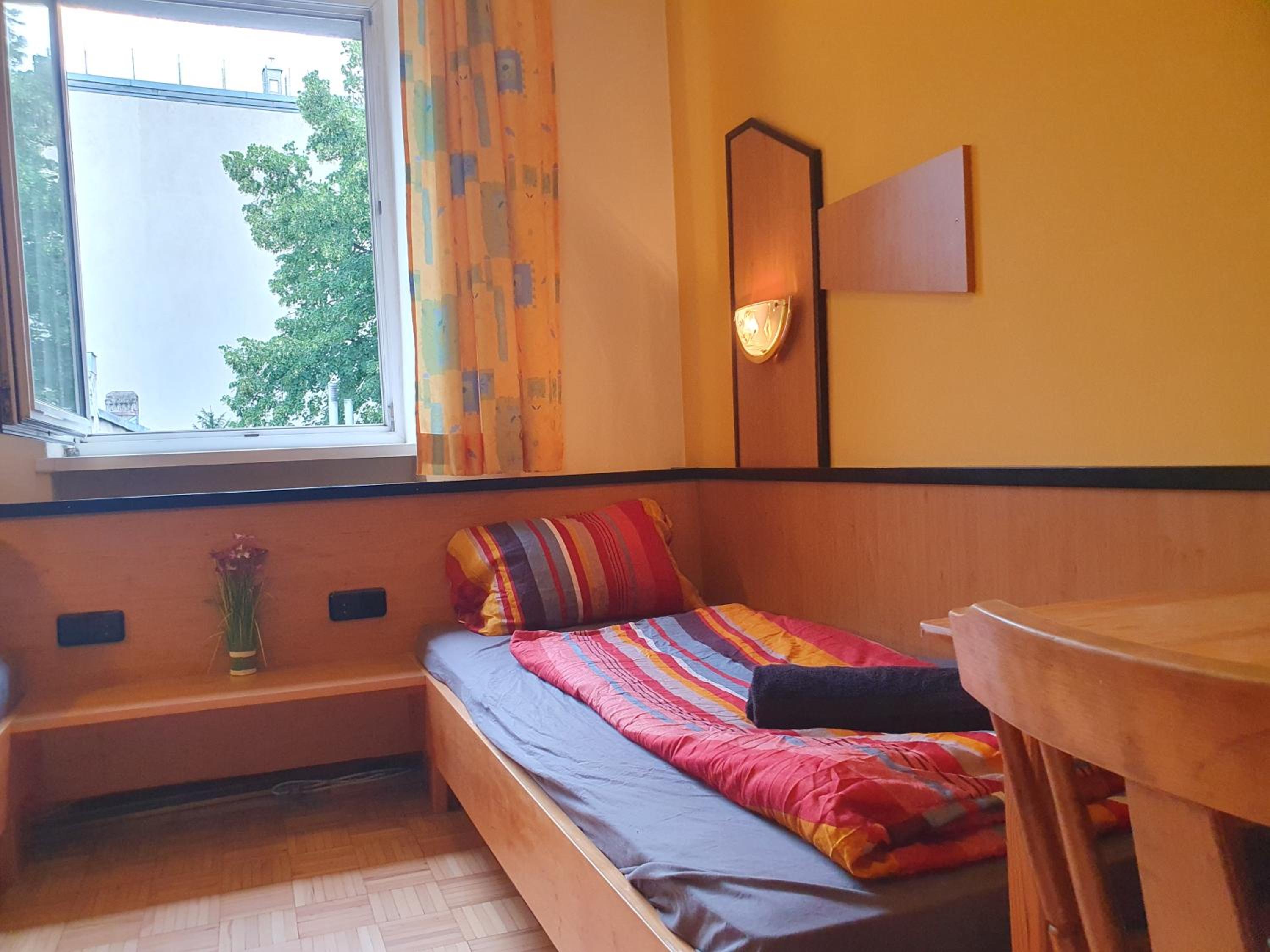 Affordable Central Rooms, 10-Min to Lugner City