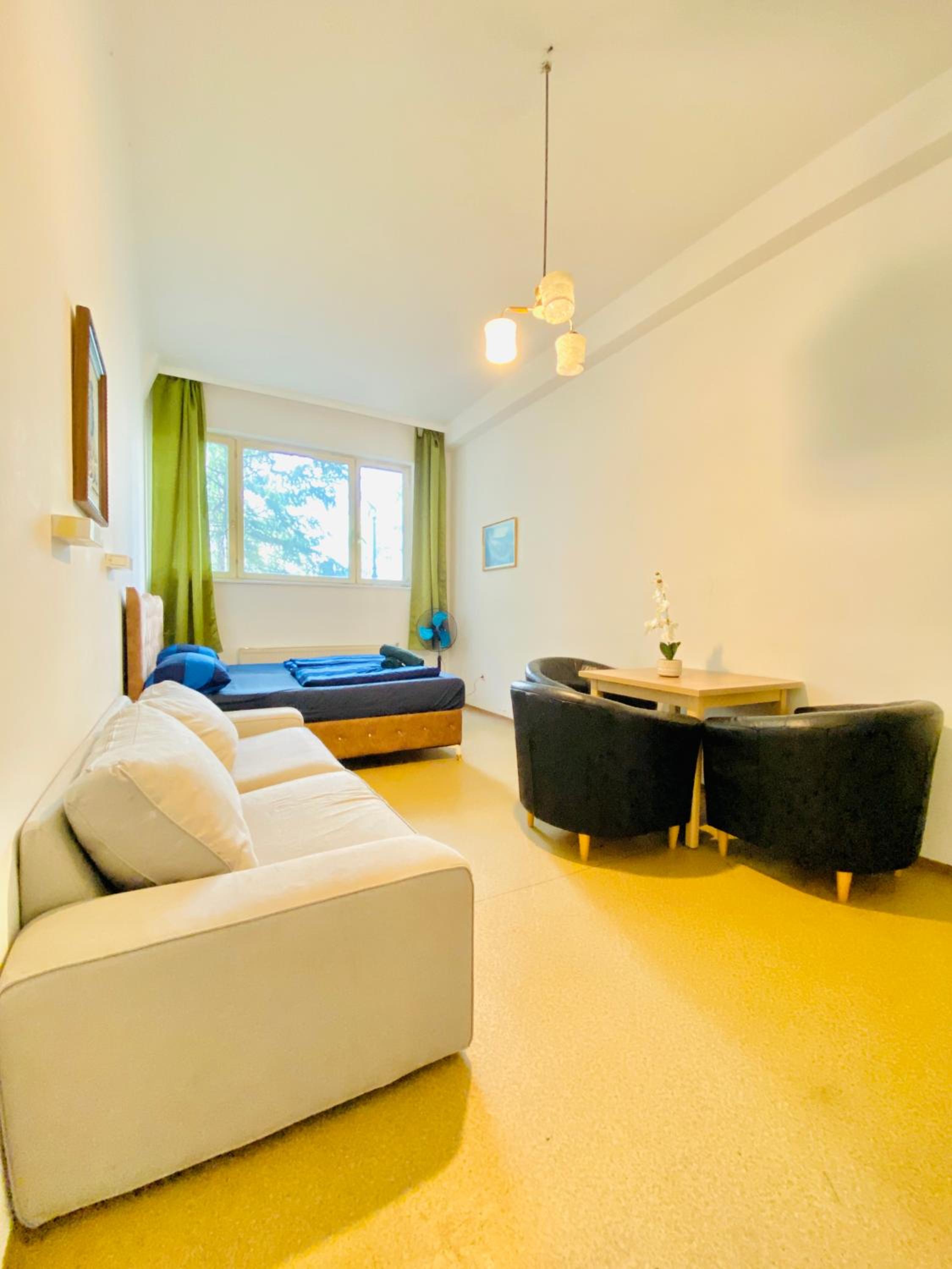 Affordable Central Rooms, 10-Min to Lugner City