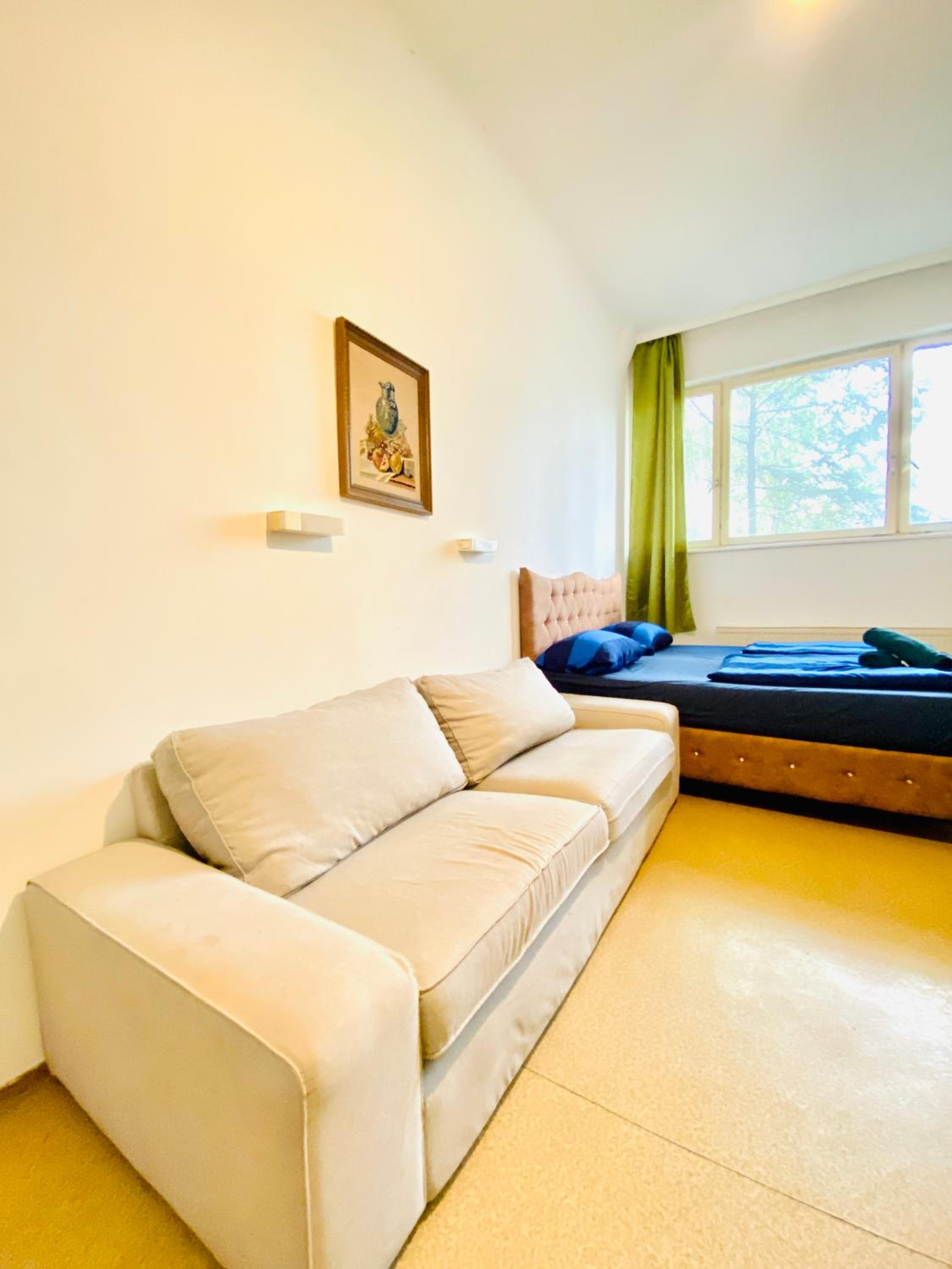 Affordable Central Rooms, 10-Min to Lugner City