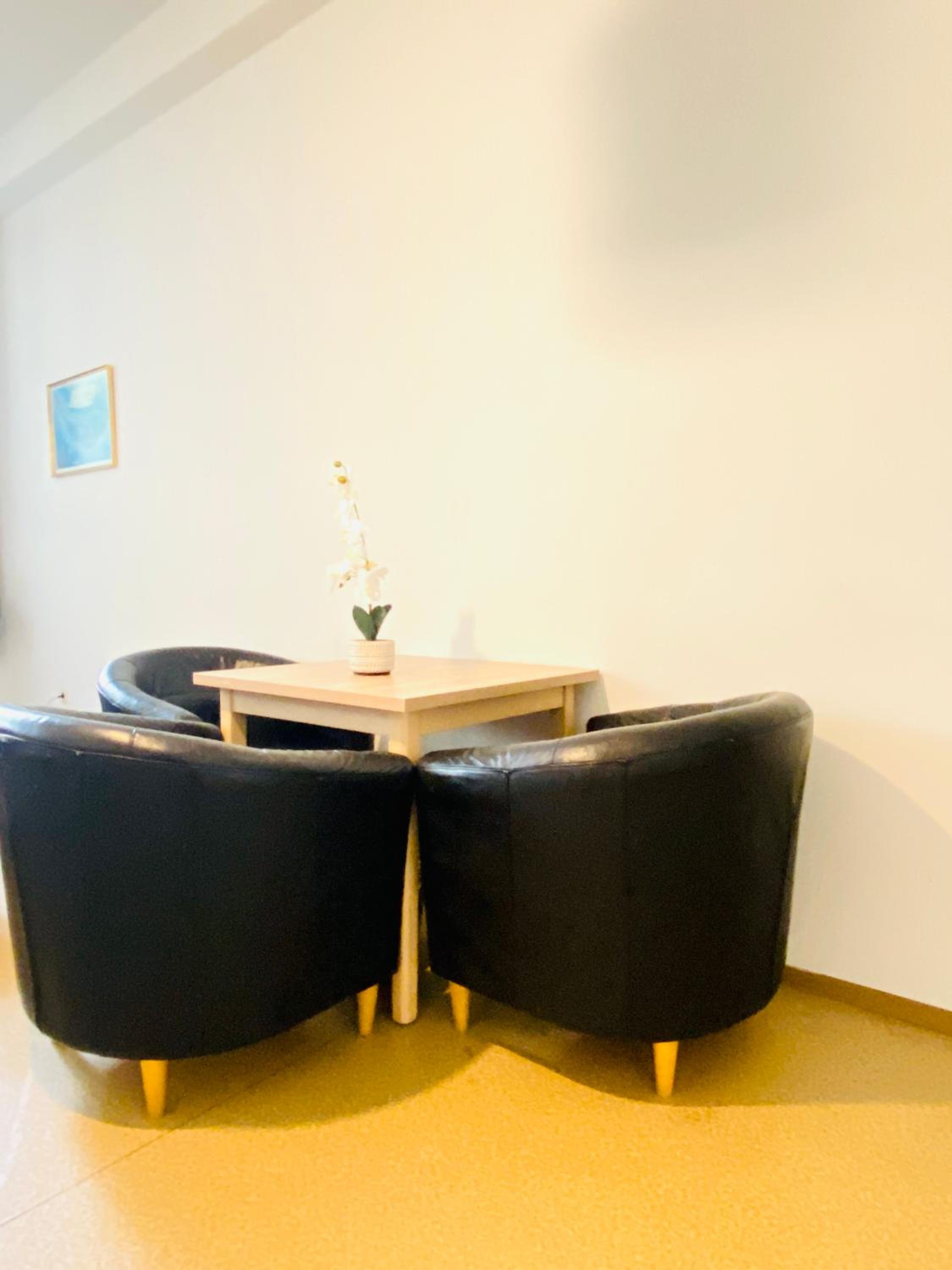 Affordable Central Rooms, 10-Min to Lugner City