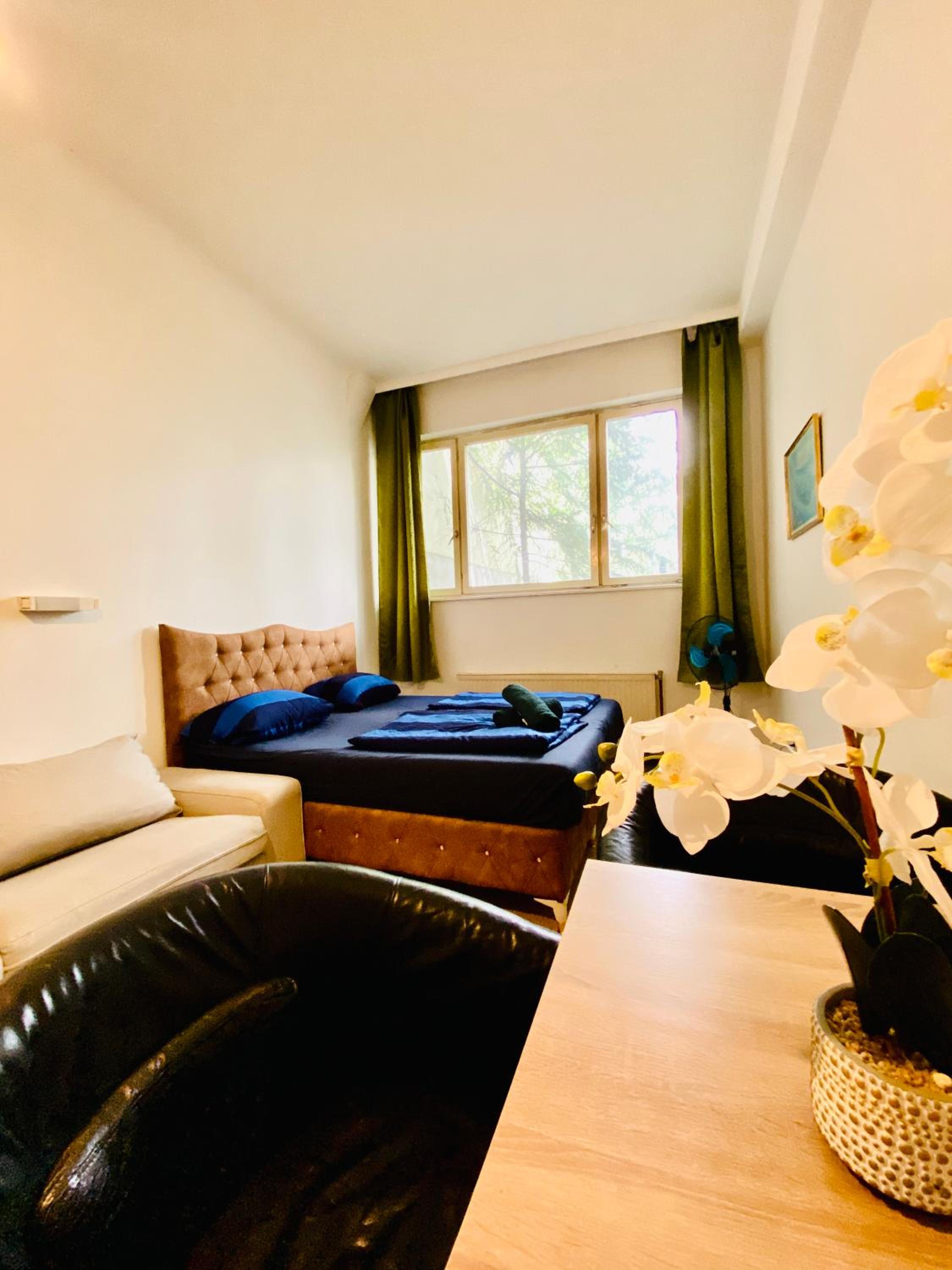 Affordable Central Rooms, 10-Min to Lugner City