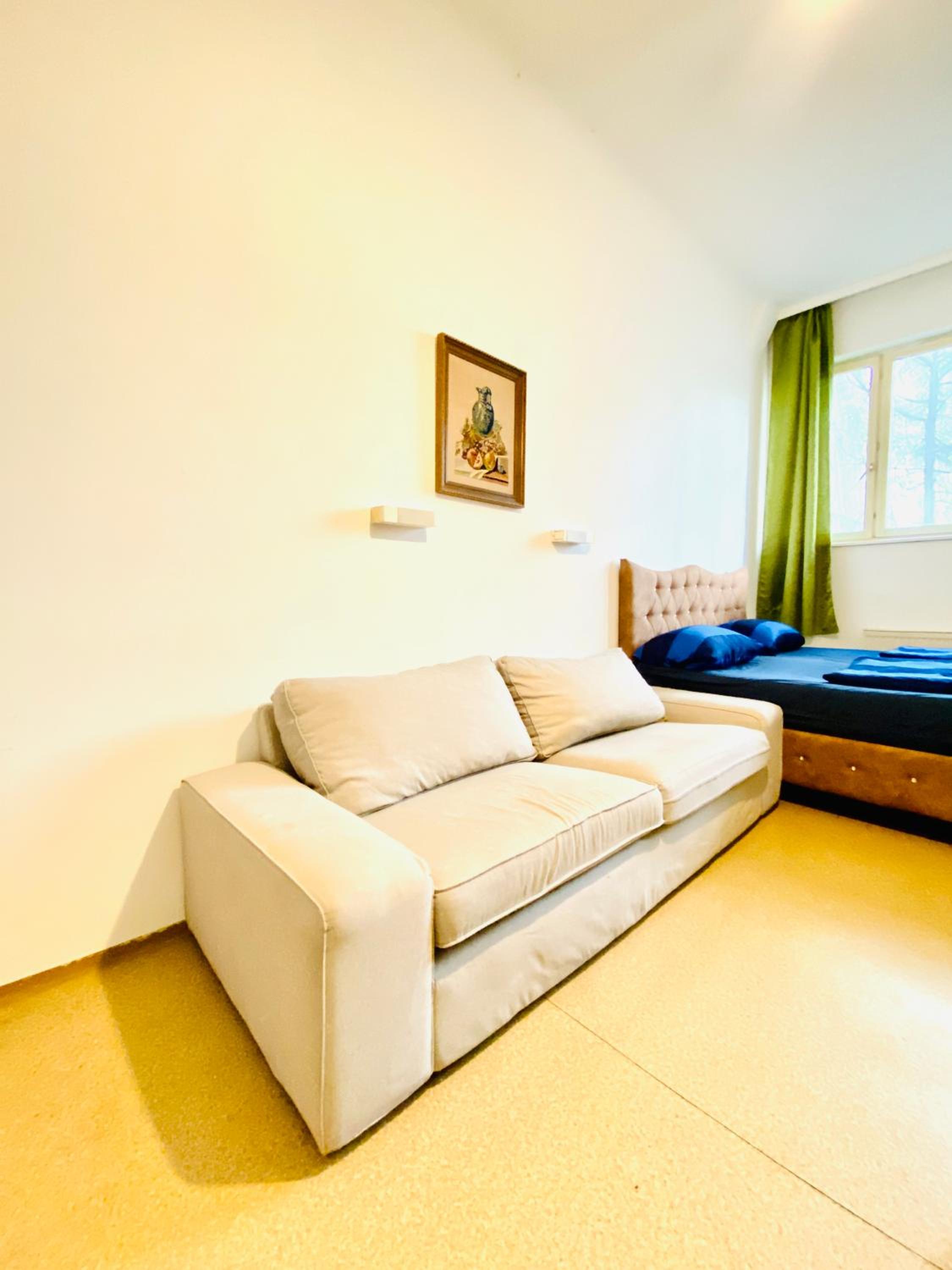 Affordable Central Rooms, 10-Min to Lugner City