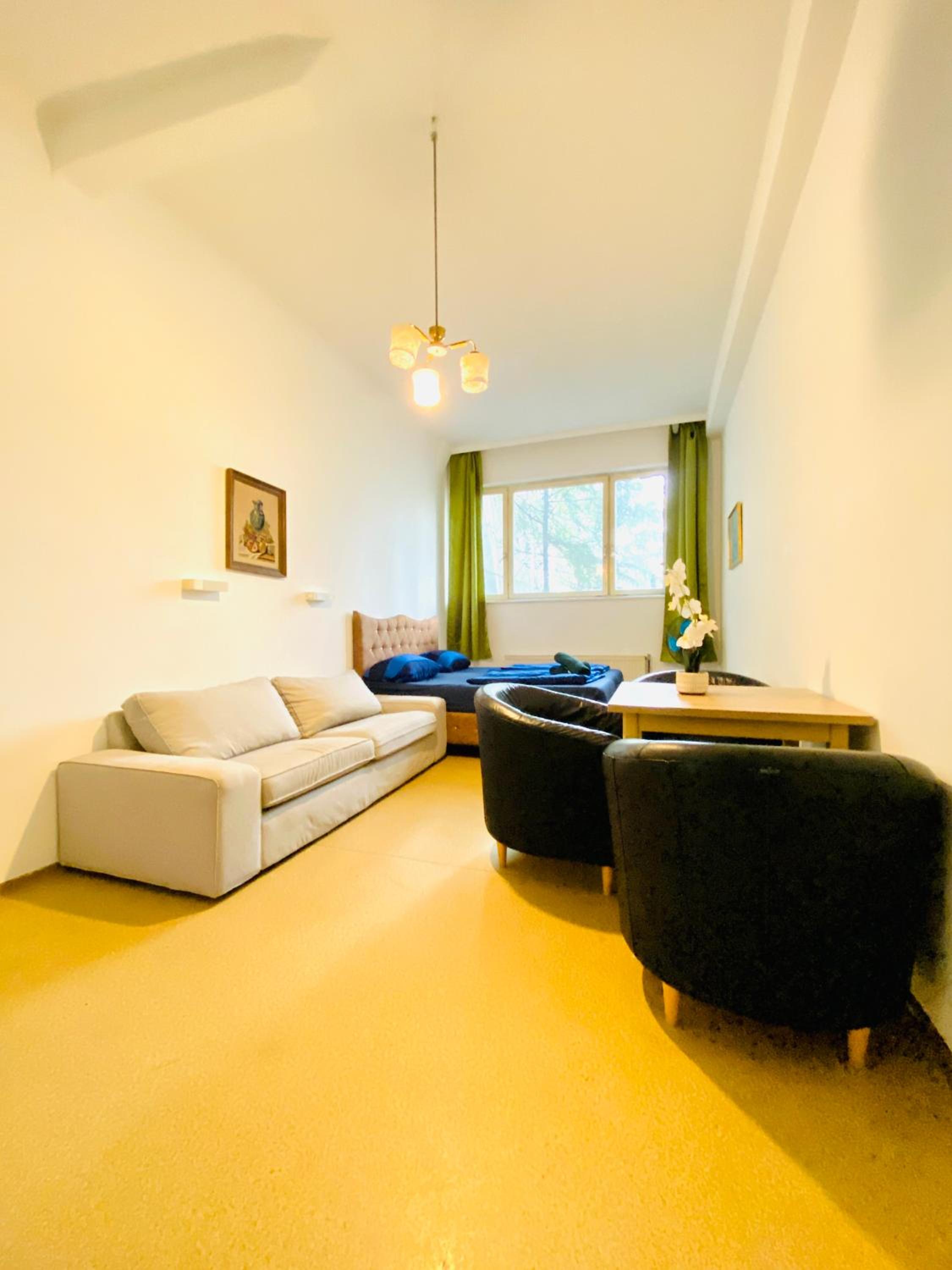 Affordable Central Rooms, 10-Min to Lugner City