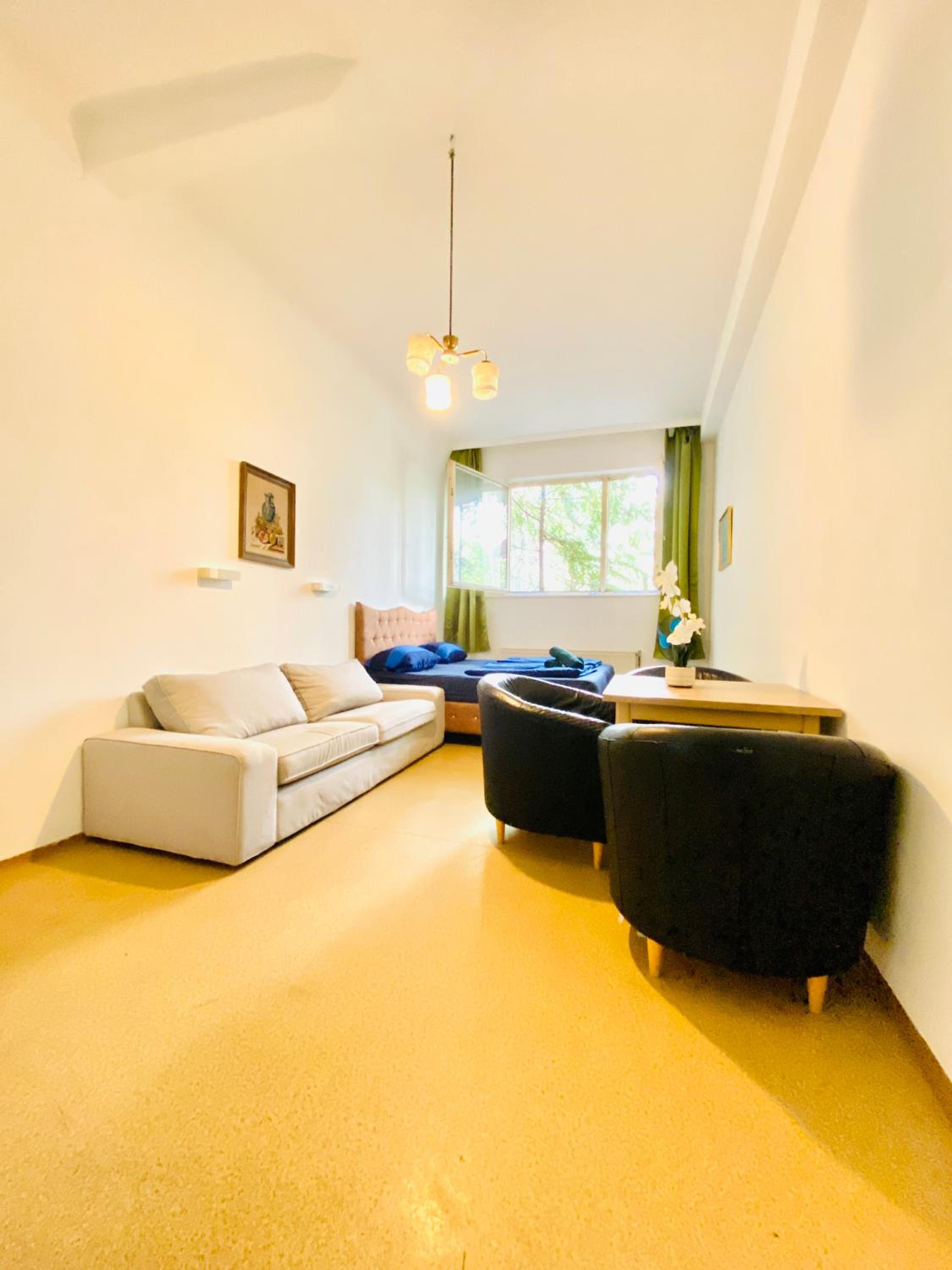 Affordable Central Rooms, 10-Min to Lugner City