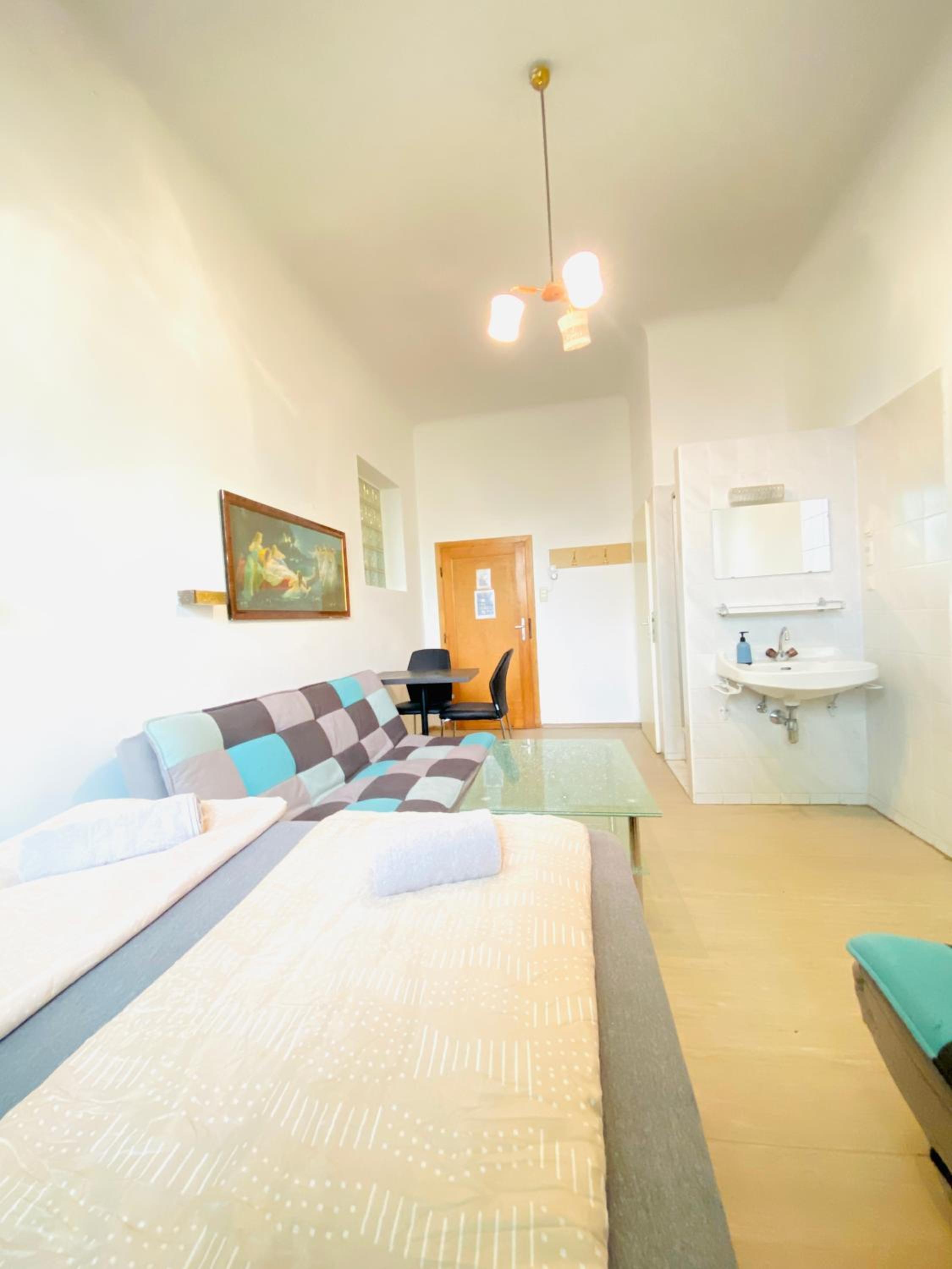 Affordable Central Rooms, 10-Min to Lugner City