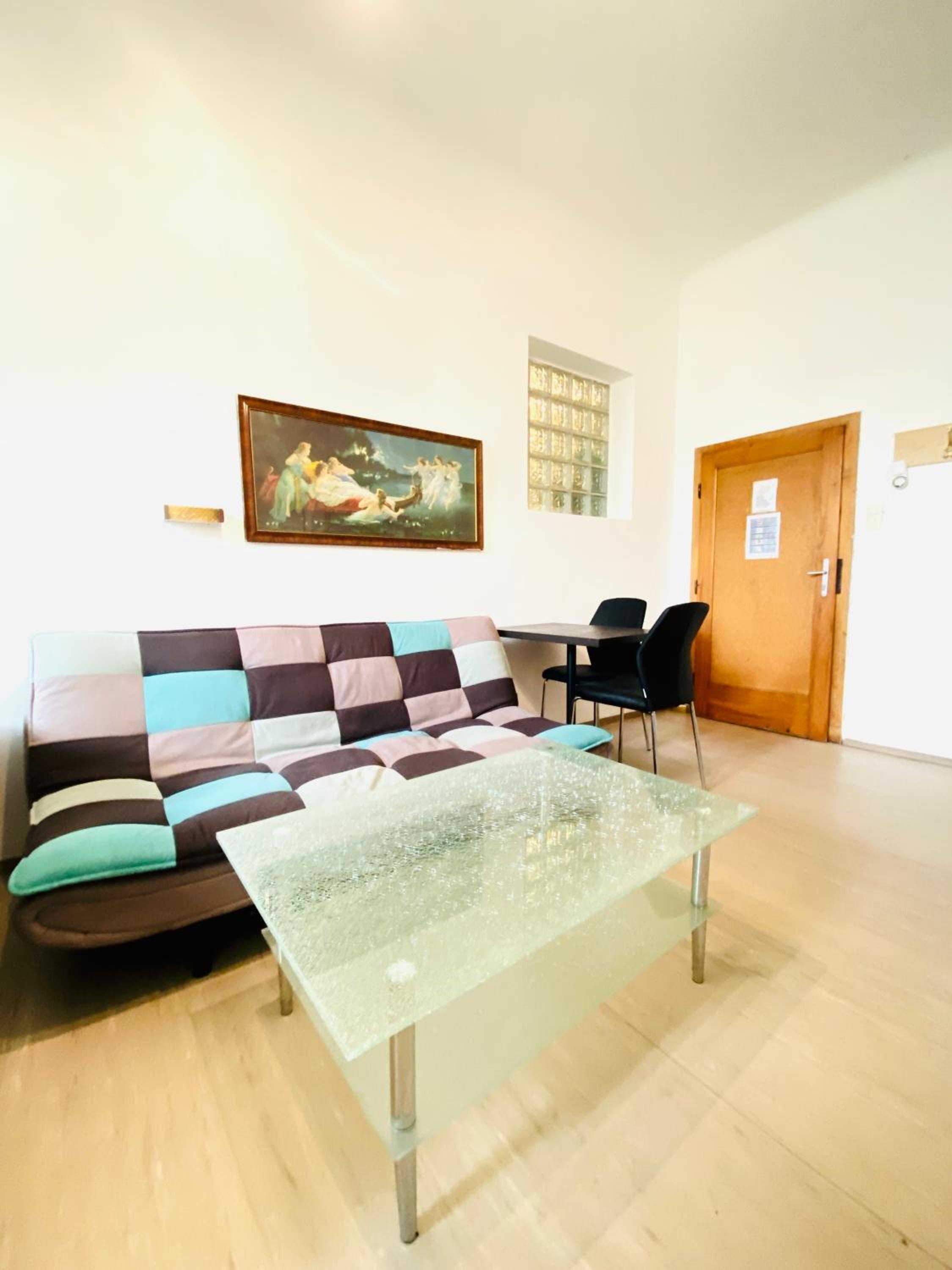 Affordable Central Rooms, 10-Min to Lugner City