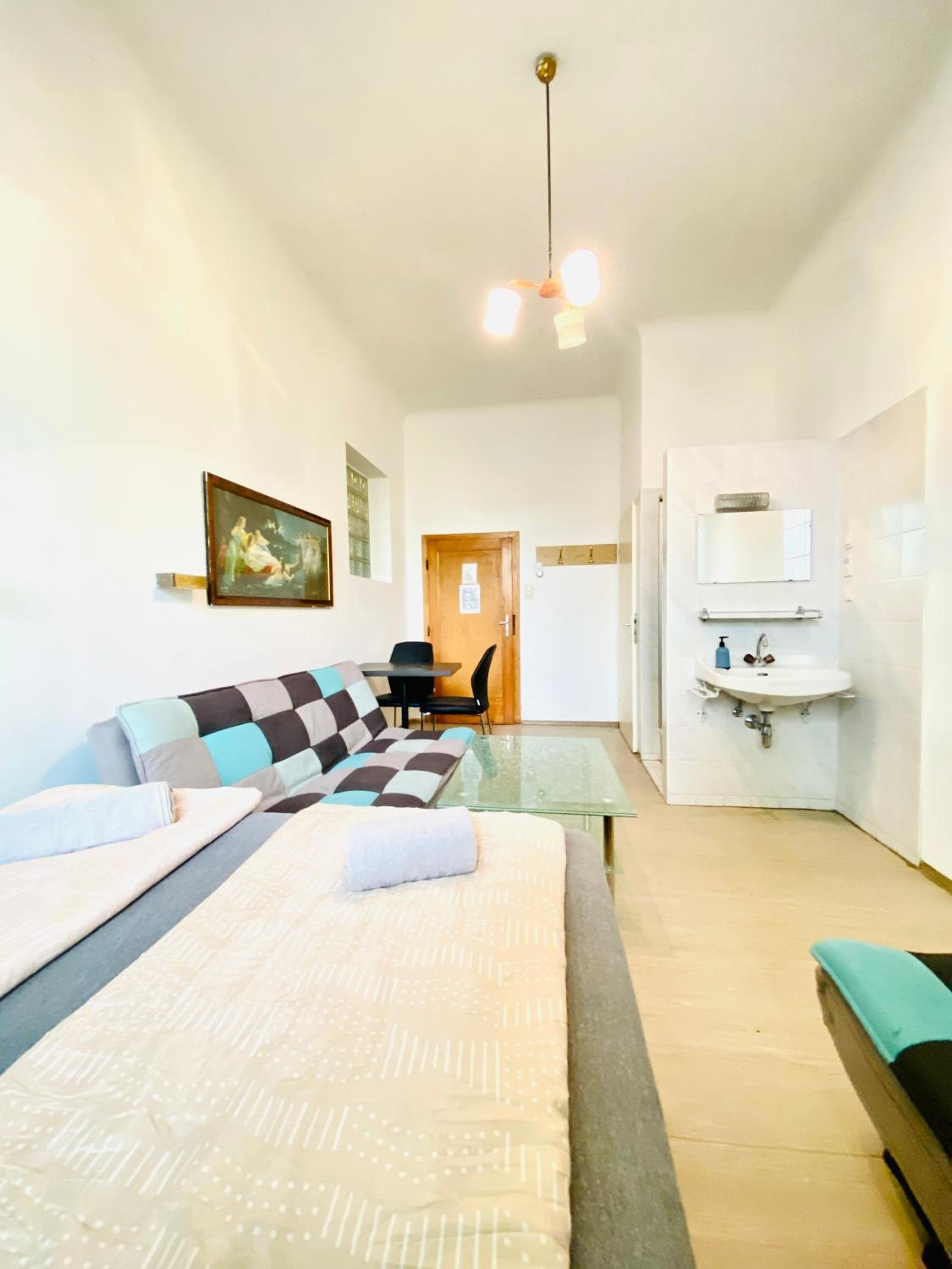 Affordable Central Rooms, 10-Min to Lugner City