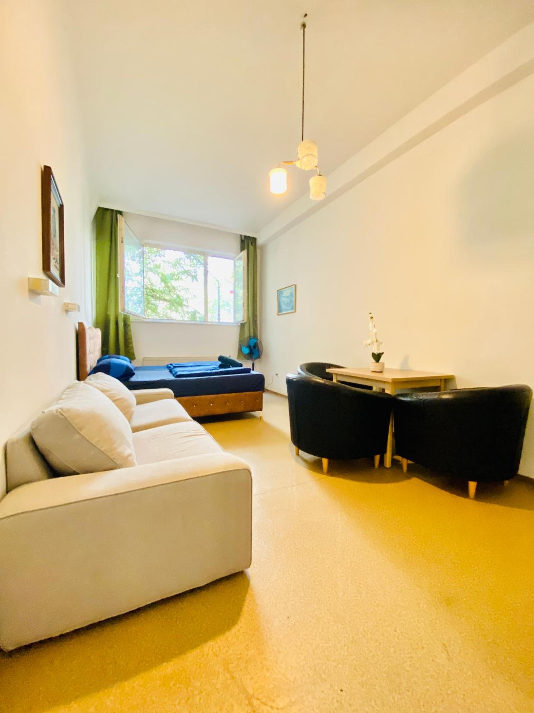 Affordable Central Rooms, 10-Min to Lugner City