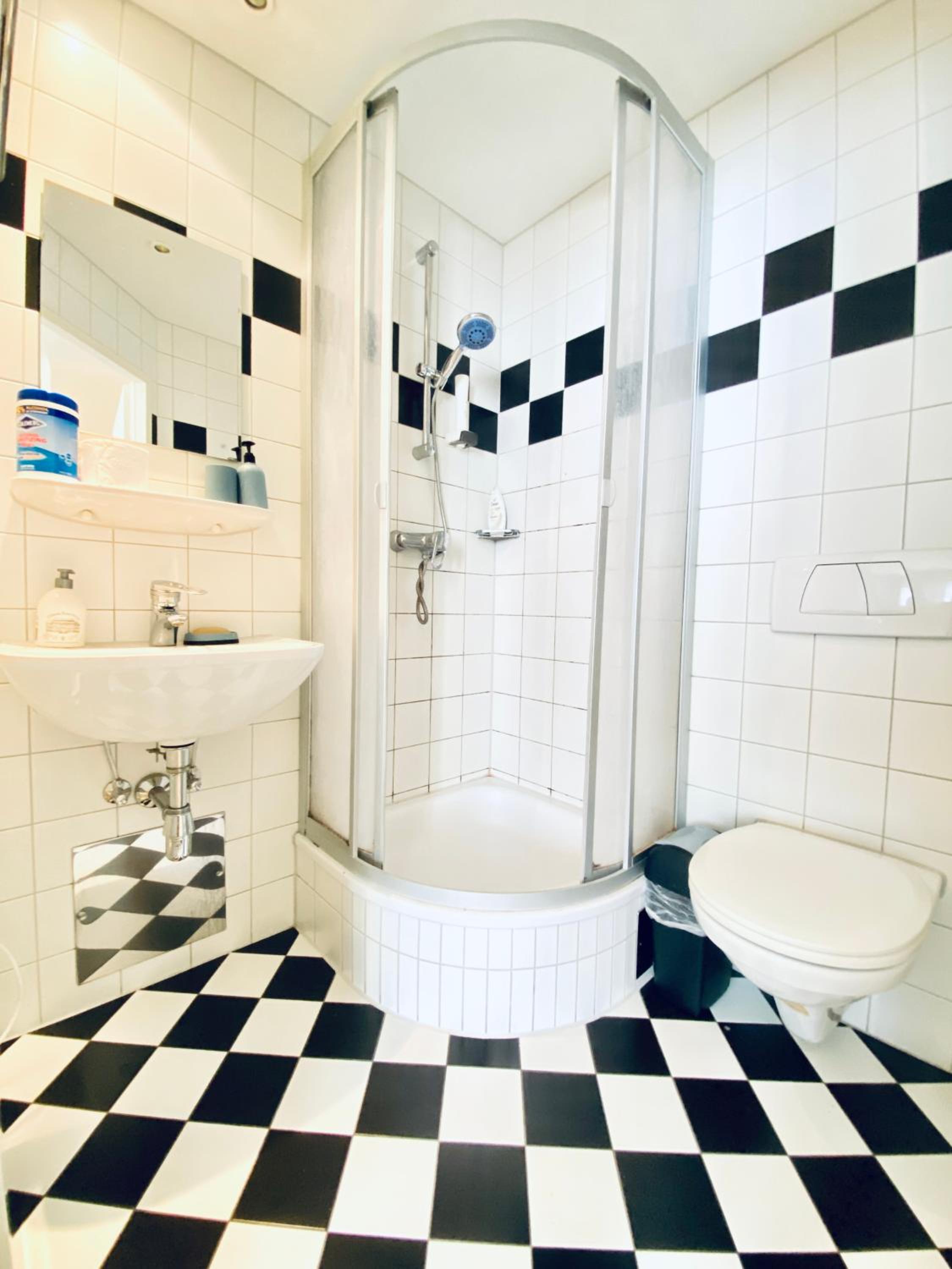 Affordable Central Rooms, 10-Min to Lugner City