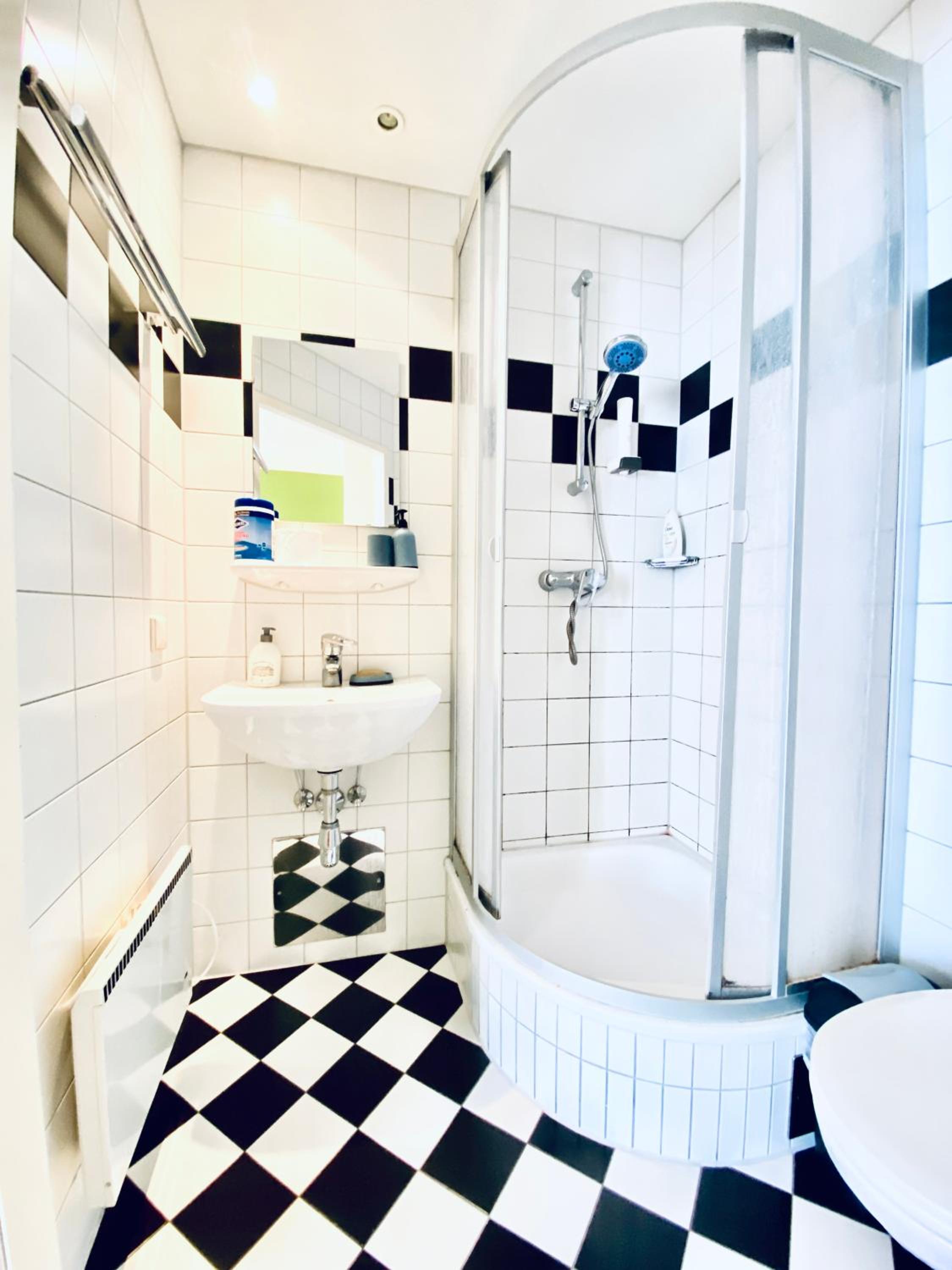 Affordable Central Rooms, 10-Min to Lugner City