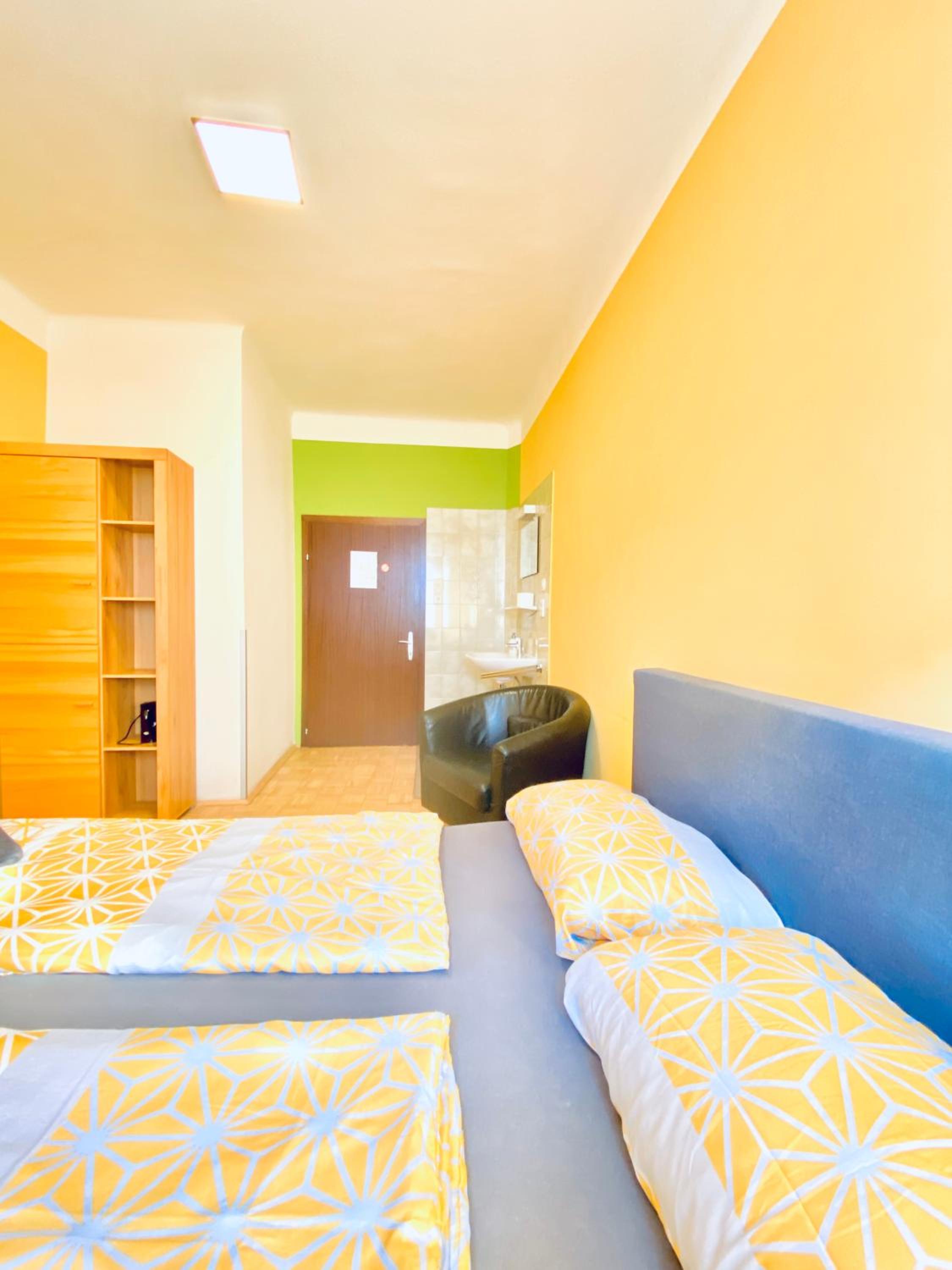 Affordable Central Rooms, 10-Min to Lugner City