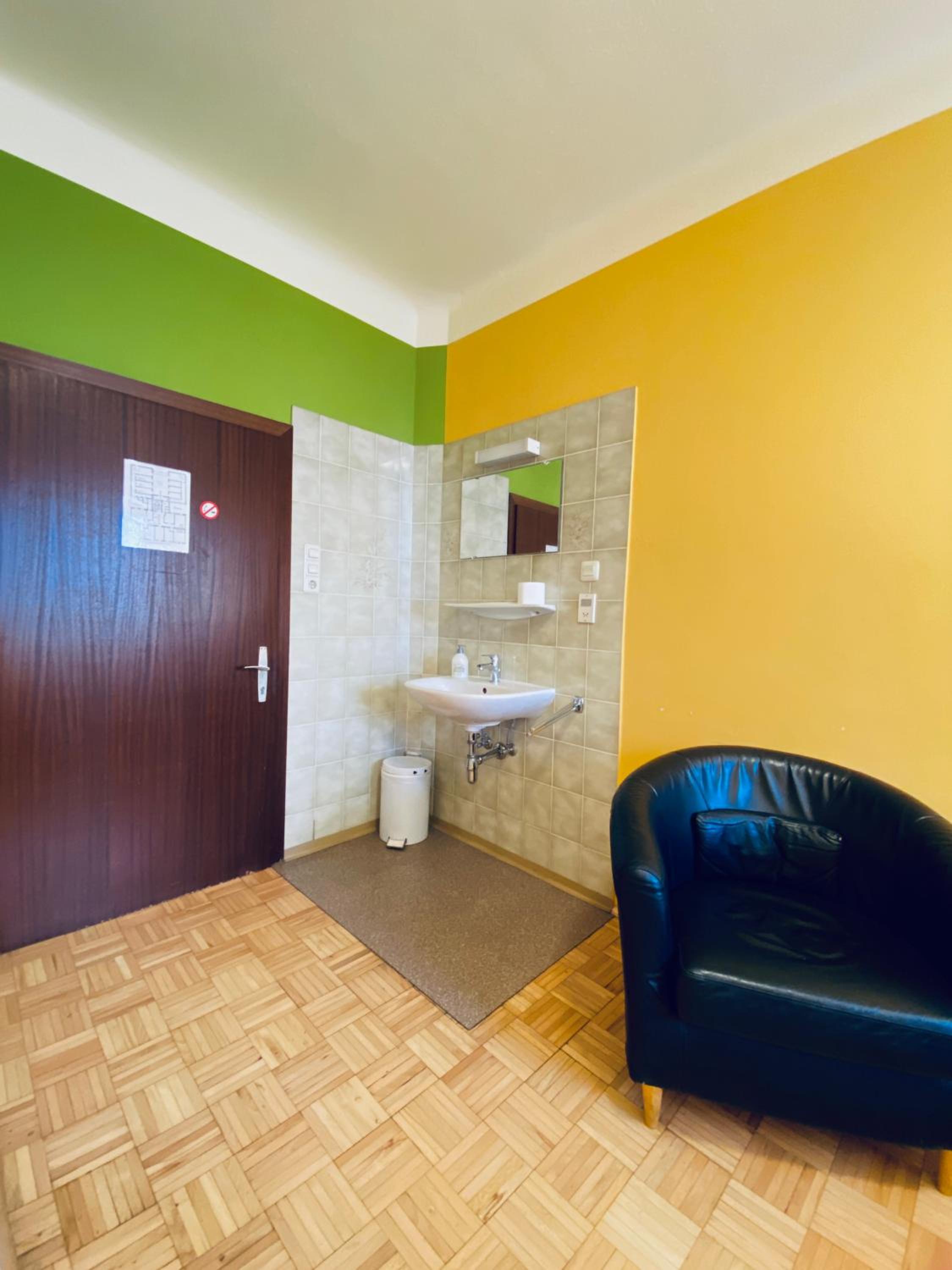 Affordable Central Rooms, 10-Min to Lugner City