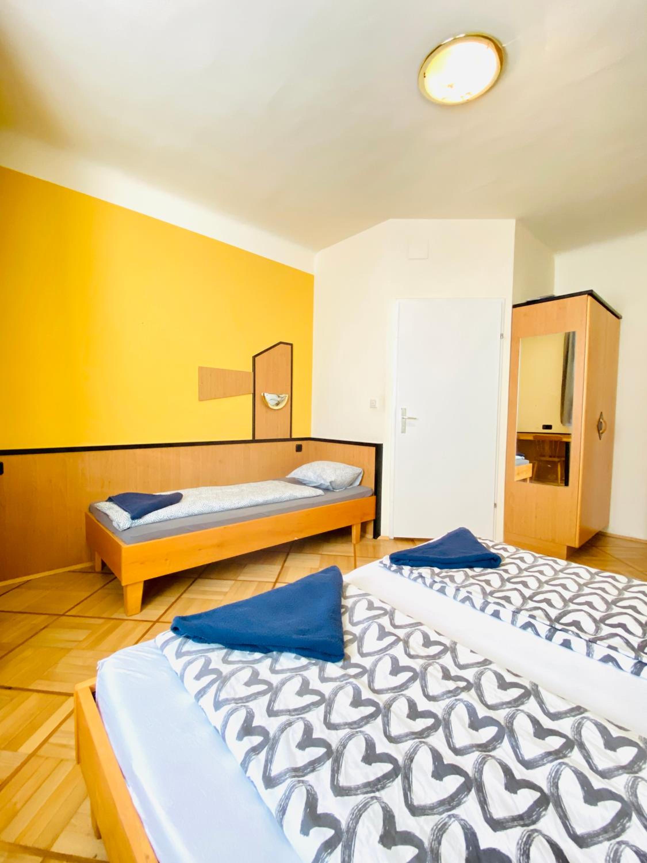 Affordable Central Rooms, 10-Min to Lugner City