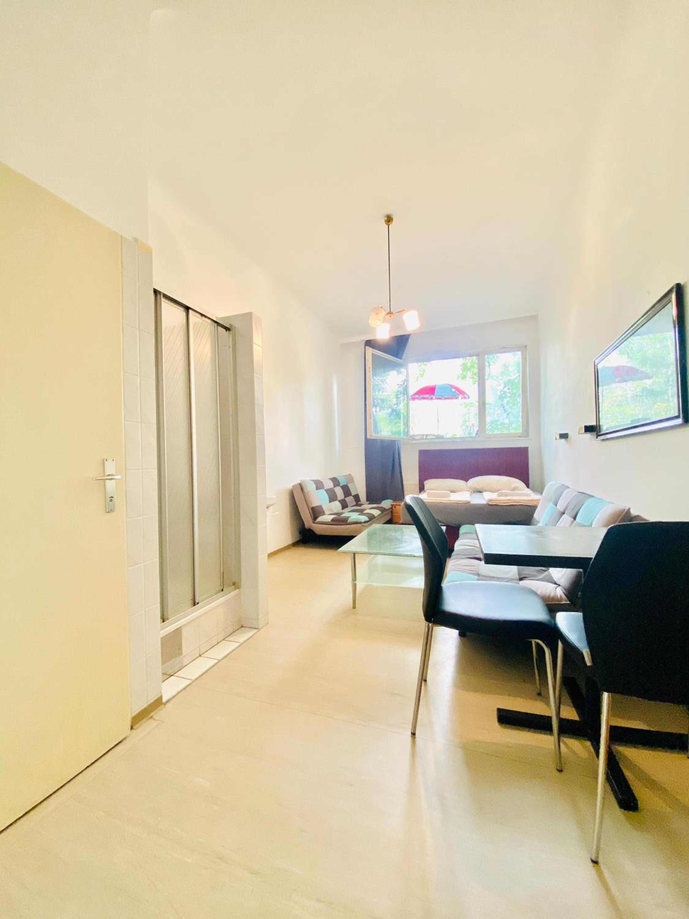 Affordable Central Rooms, 10-Min to Lugner City