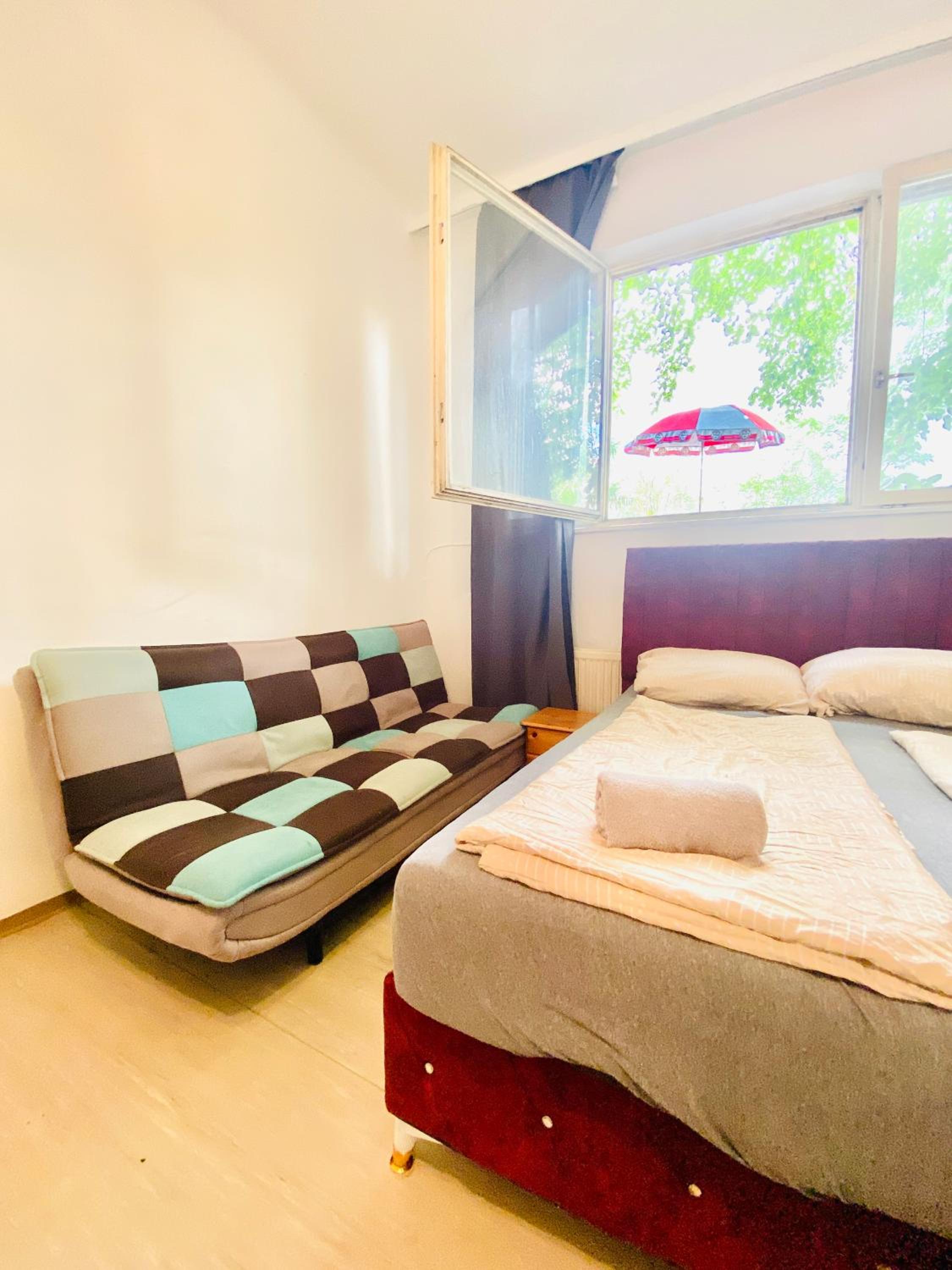 Affordable Central Rooms, 10-Min to Lugner City