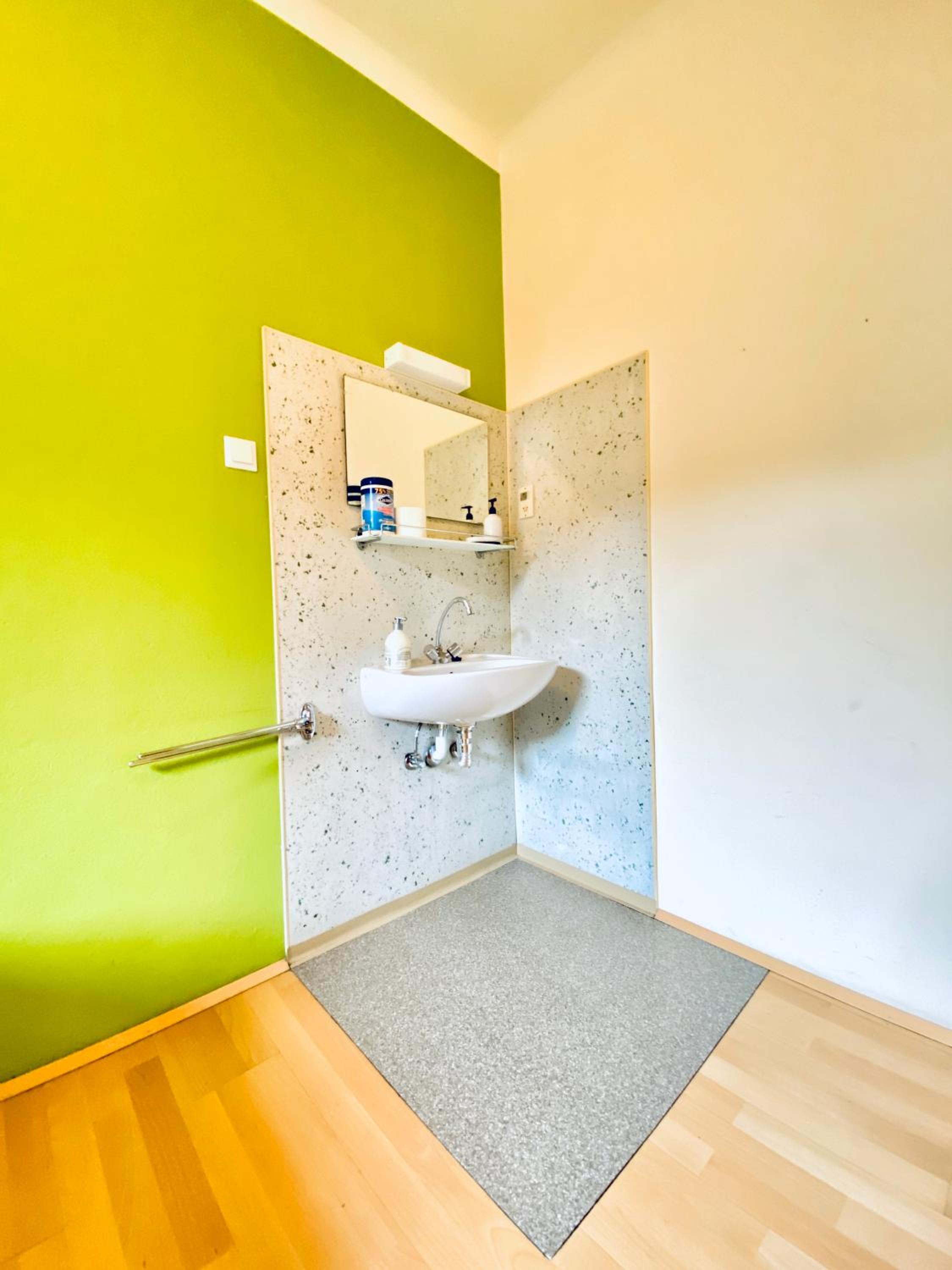 Affordable Central Rooms, 10-Min to Lugner City