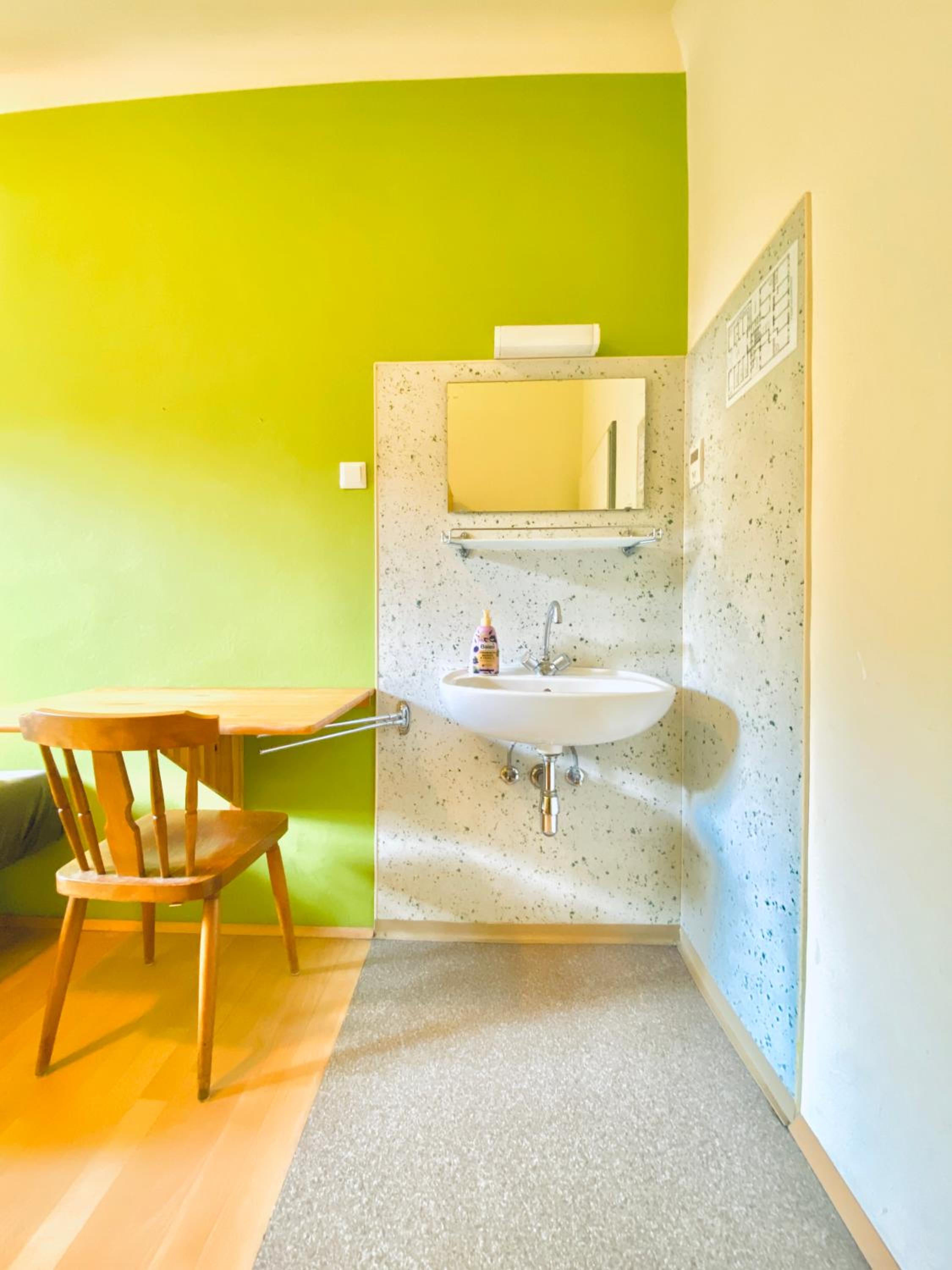 Affordable Central Rooms, 10-Min to Lugner City