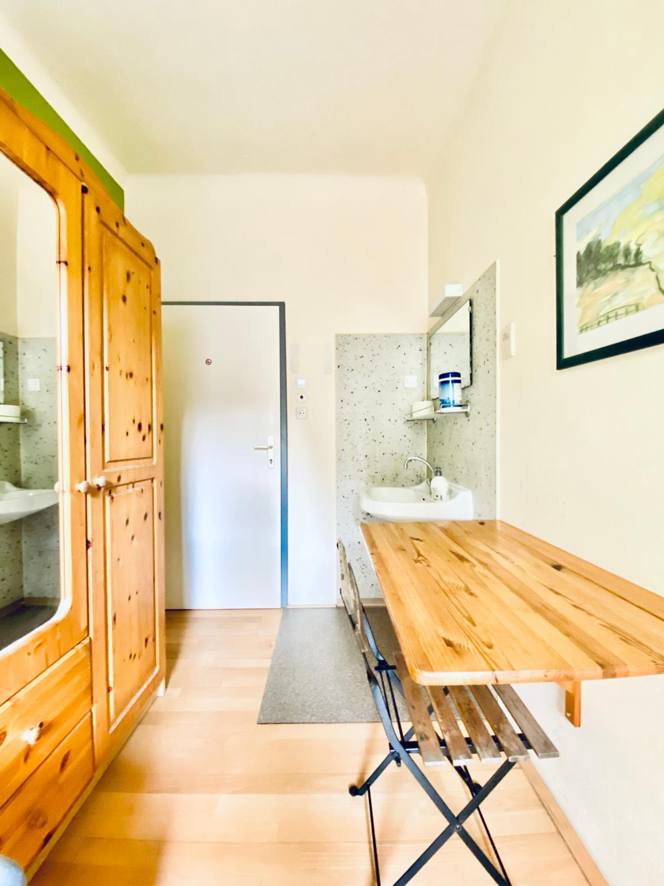 Affordable Central Rooms, 10-Min to Lugner City