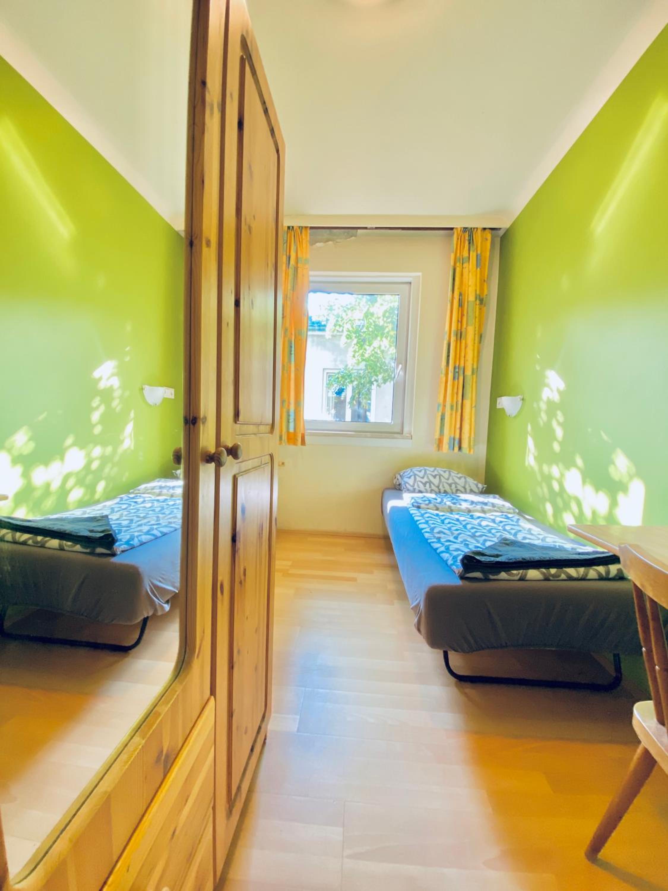 Affordable Central Rooms, 10-Min to Lugner City