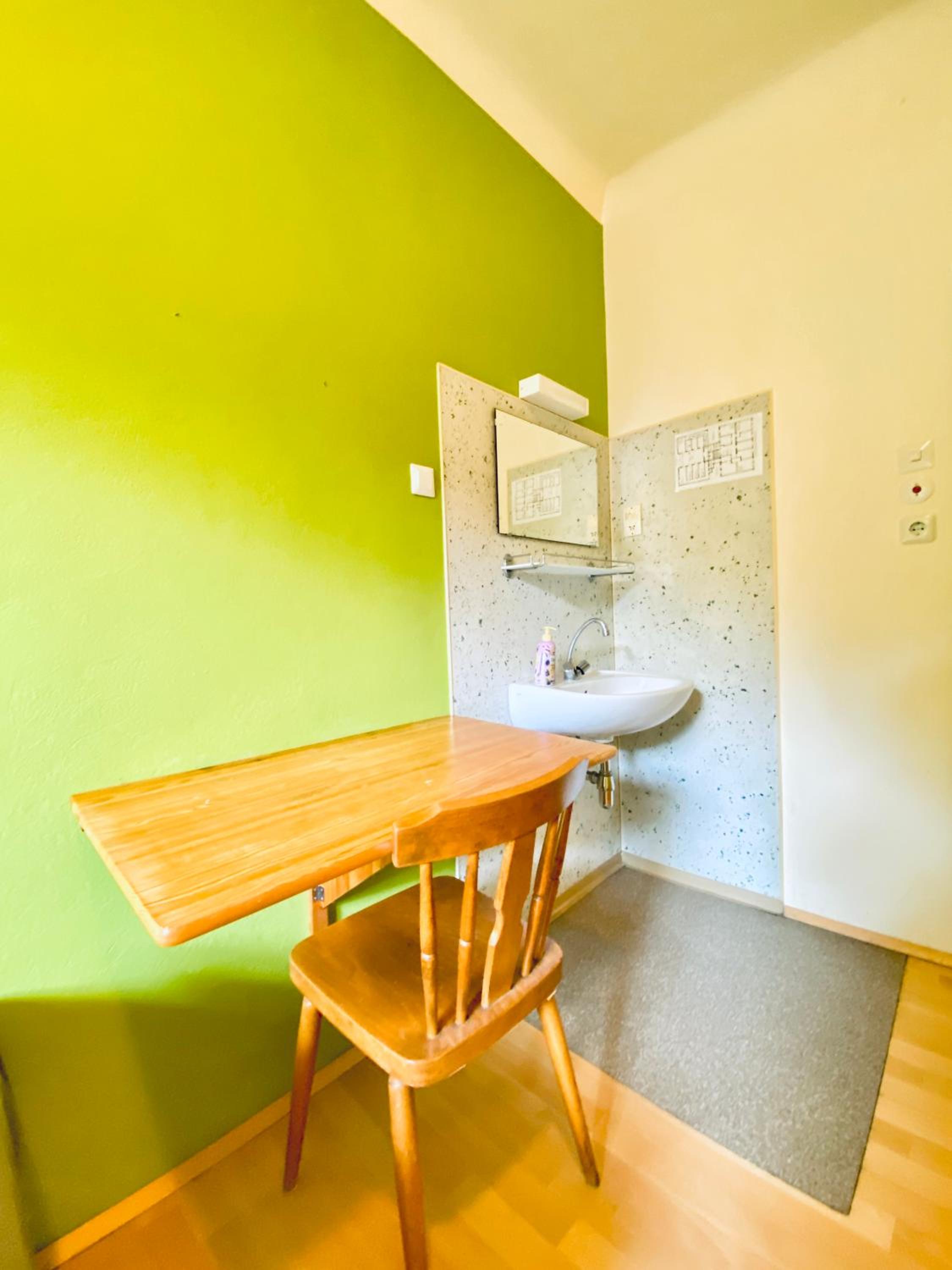 Affordable Central Rooms, 10-Min to Lugner City