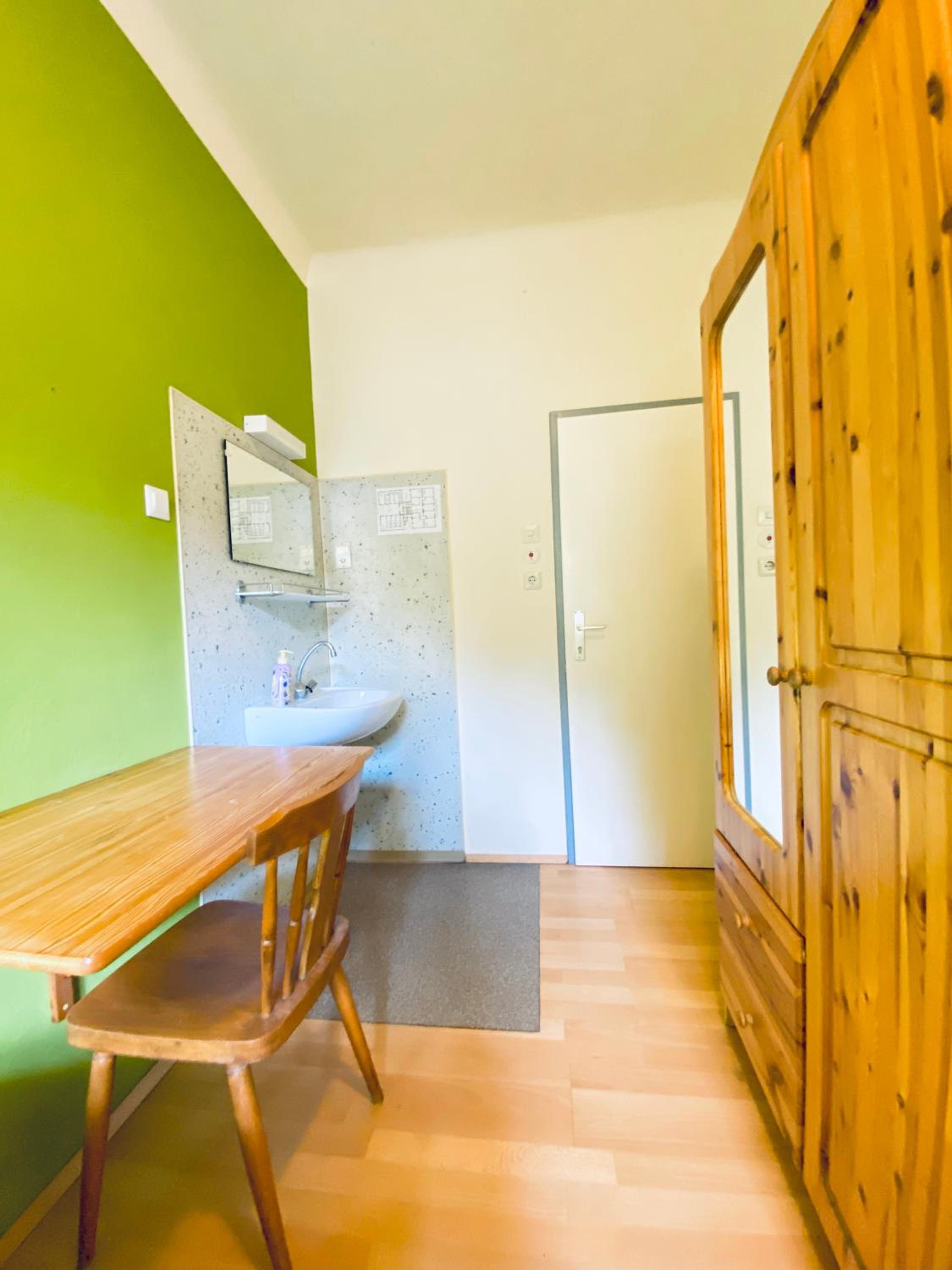 Affordable Central Rooms, 10-Min to Lugner City