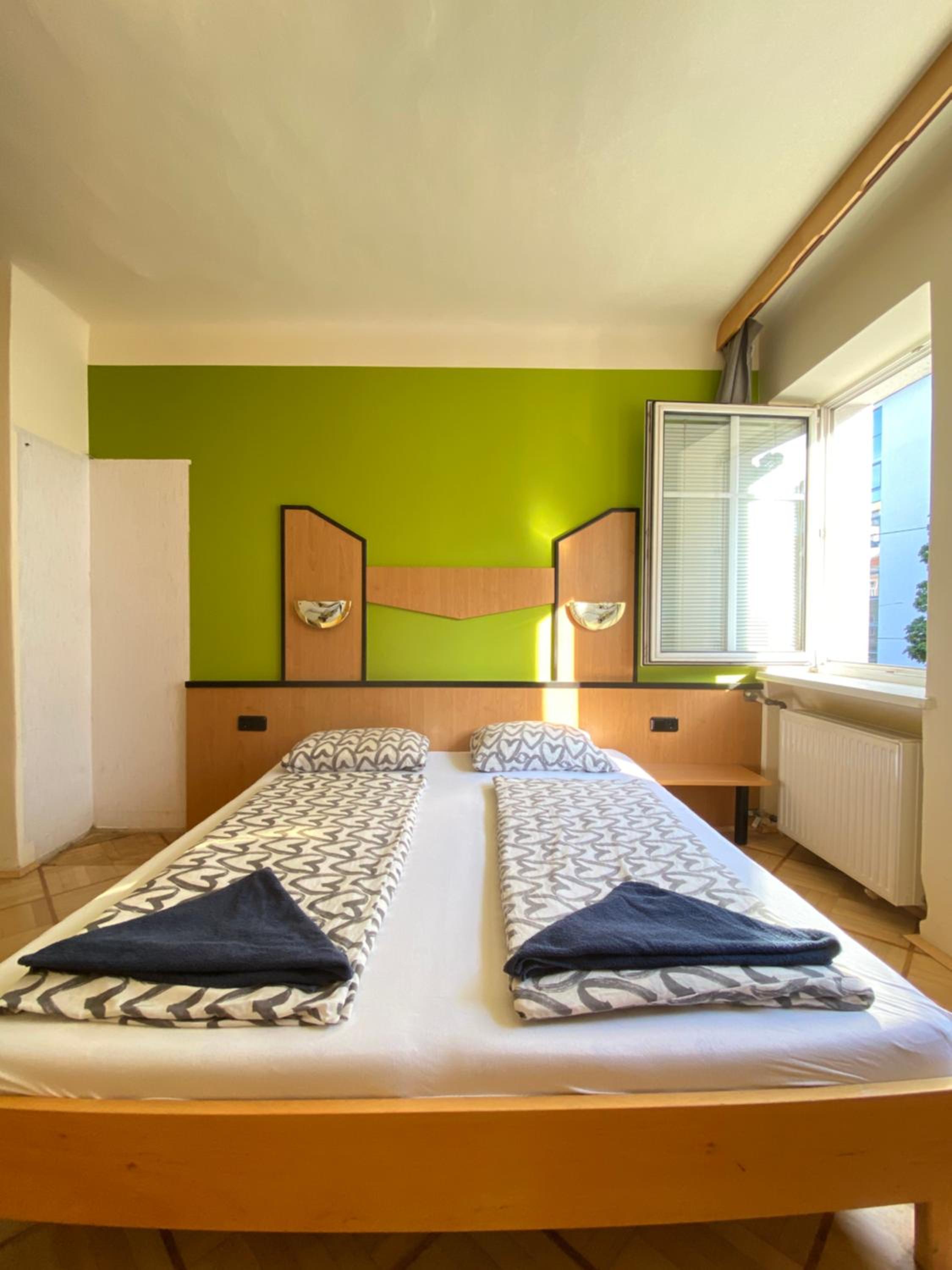 Affordable Central Rooms, 10-Min to Lugner City