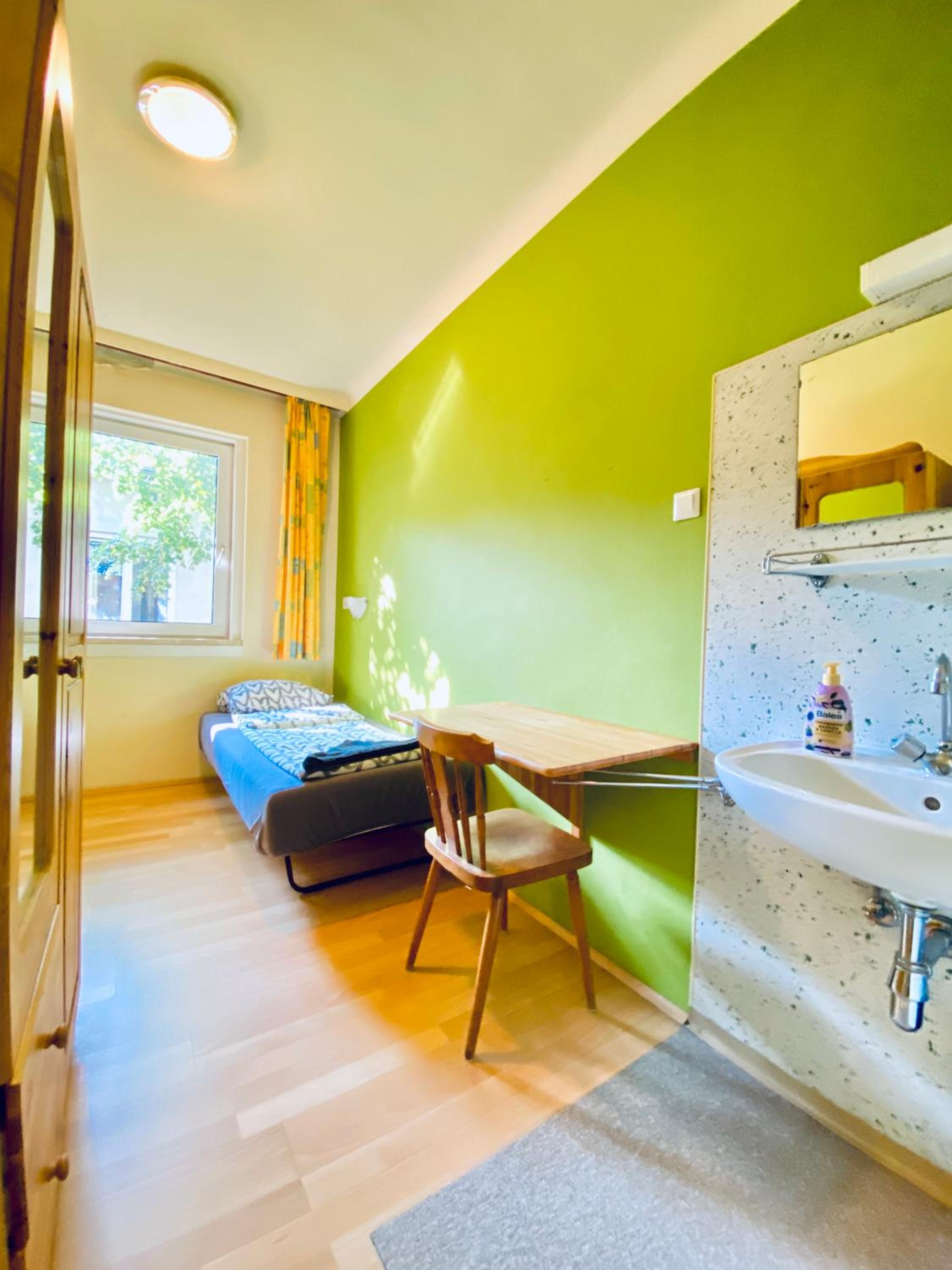 Affordable Central Rooms, 10-Min to Lugner City