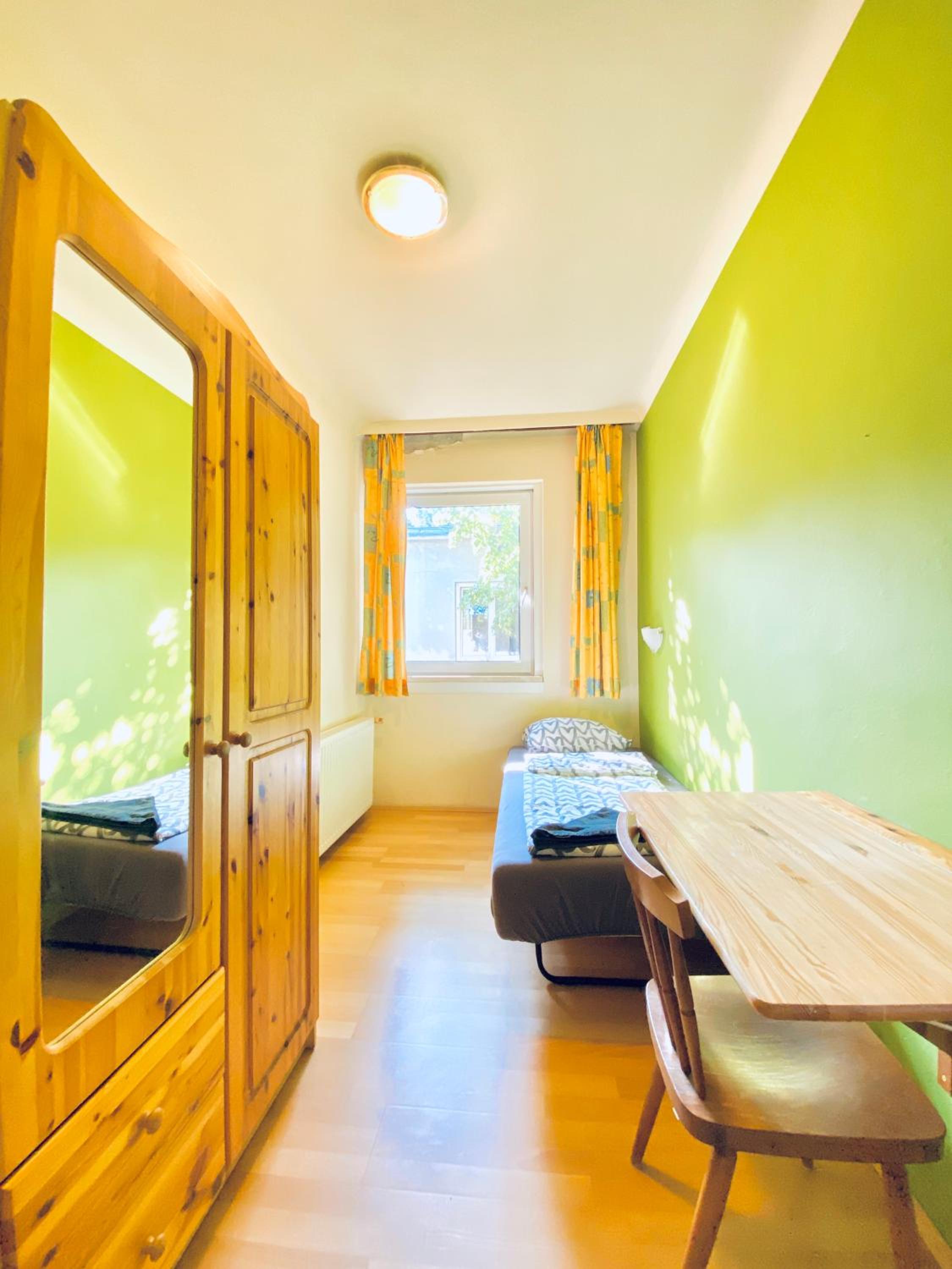Affordable Central Rooms, 10-Min to Lugner City