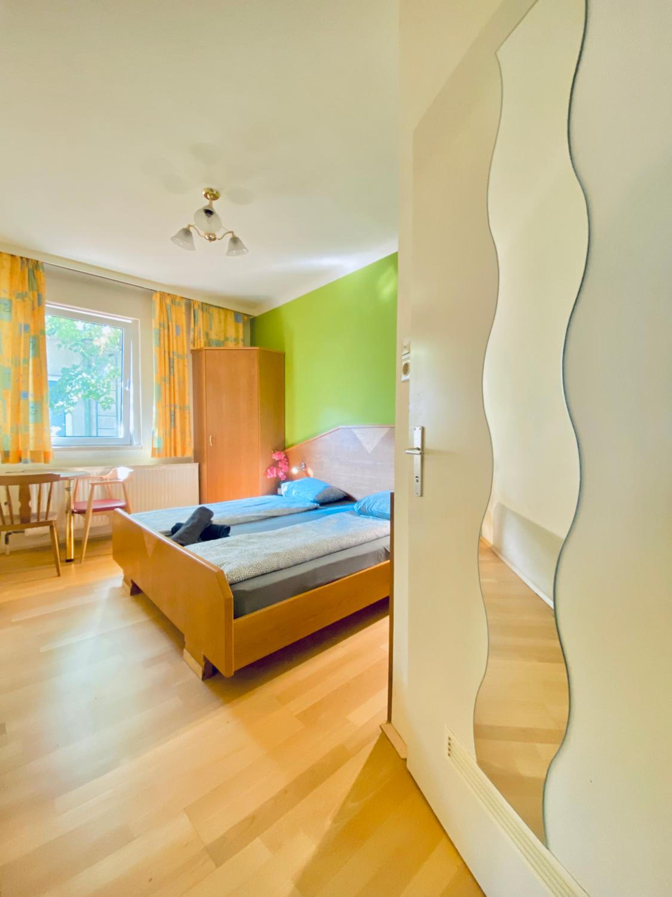 Affordable Central Rooms, 10-Min to Lugner City