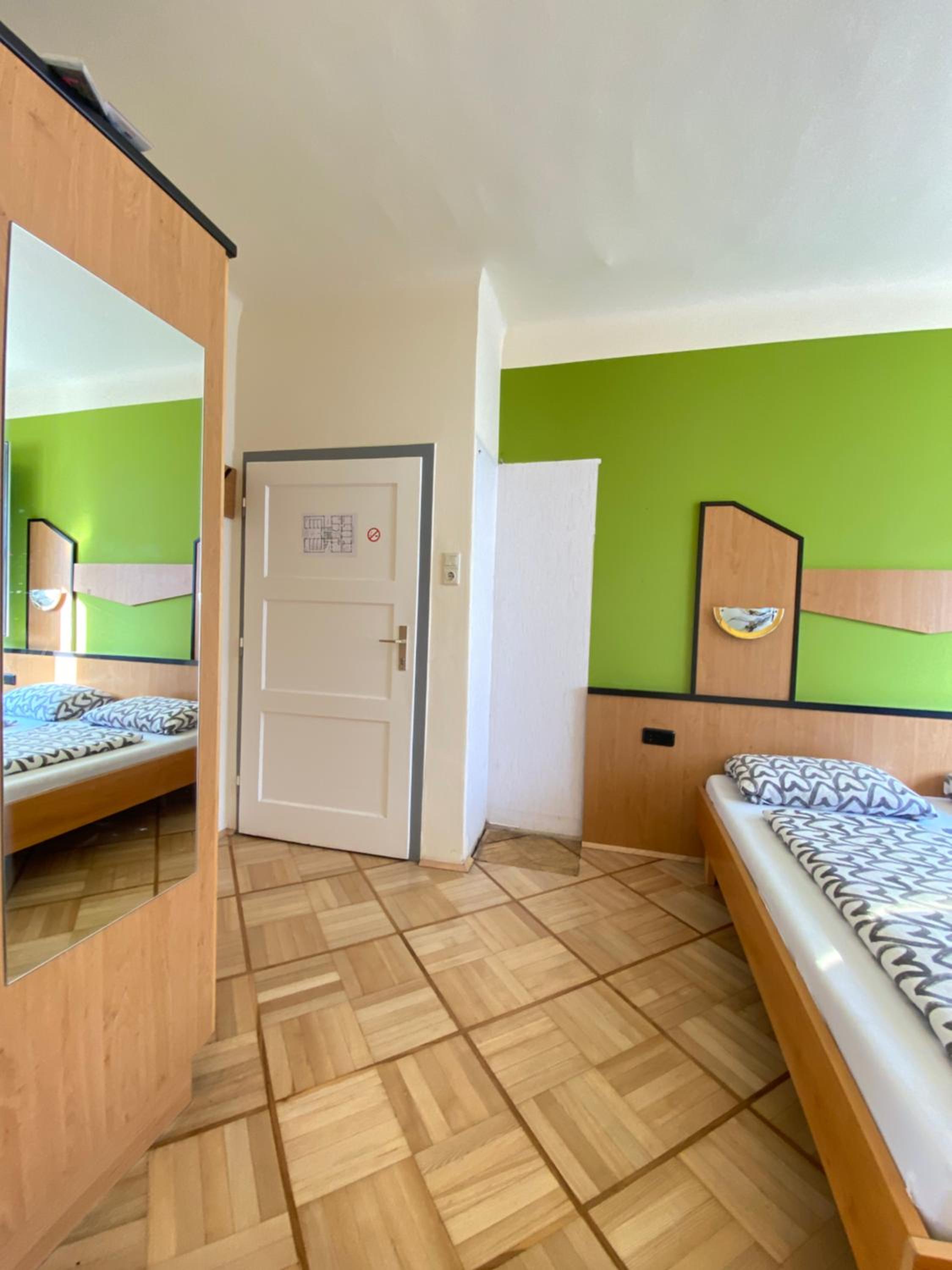 Affordable Central Rooms, 10-Min to Lugner City