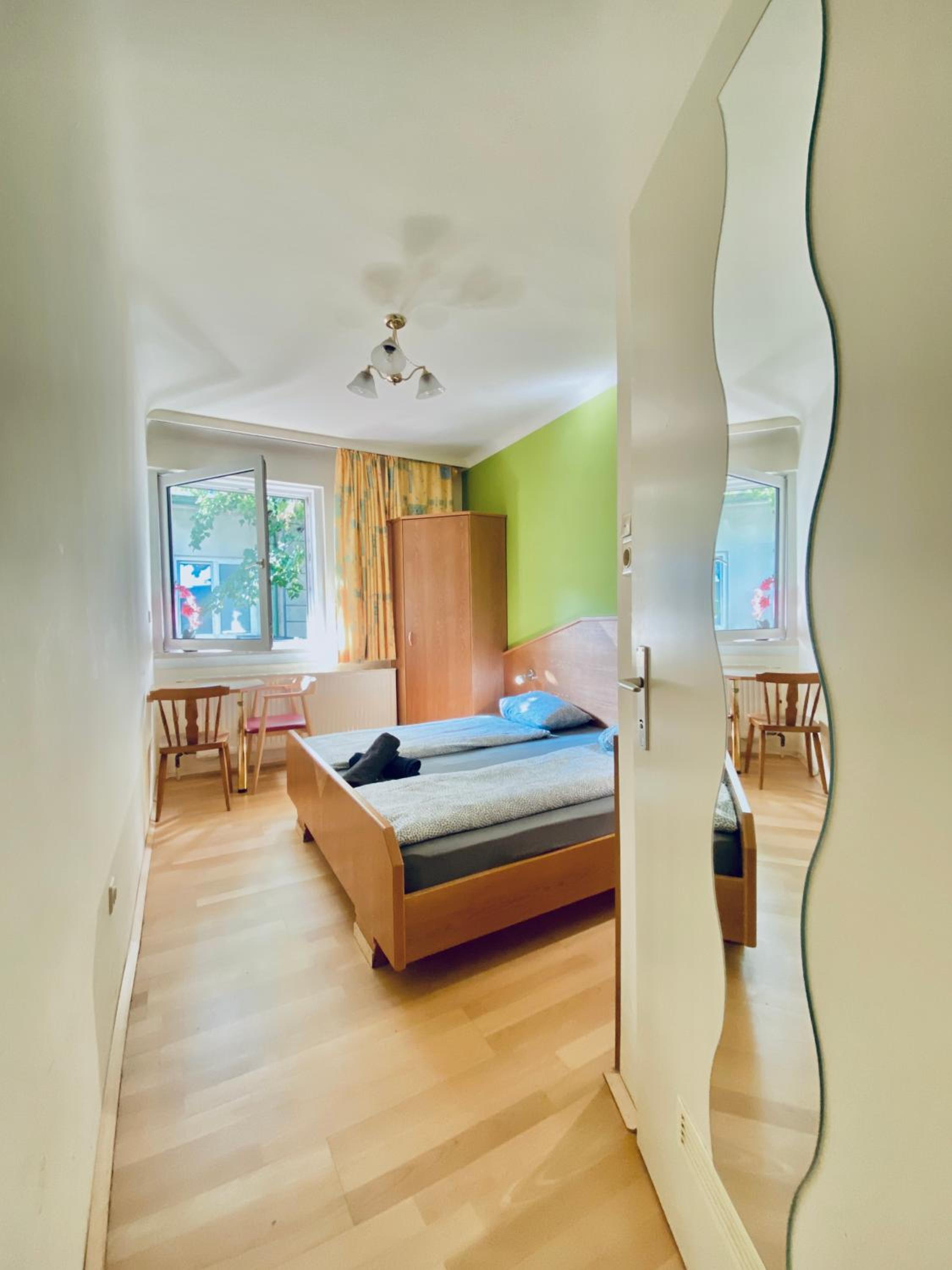 Affordable Central Rooms, 10-Min to Lugner City