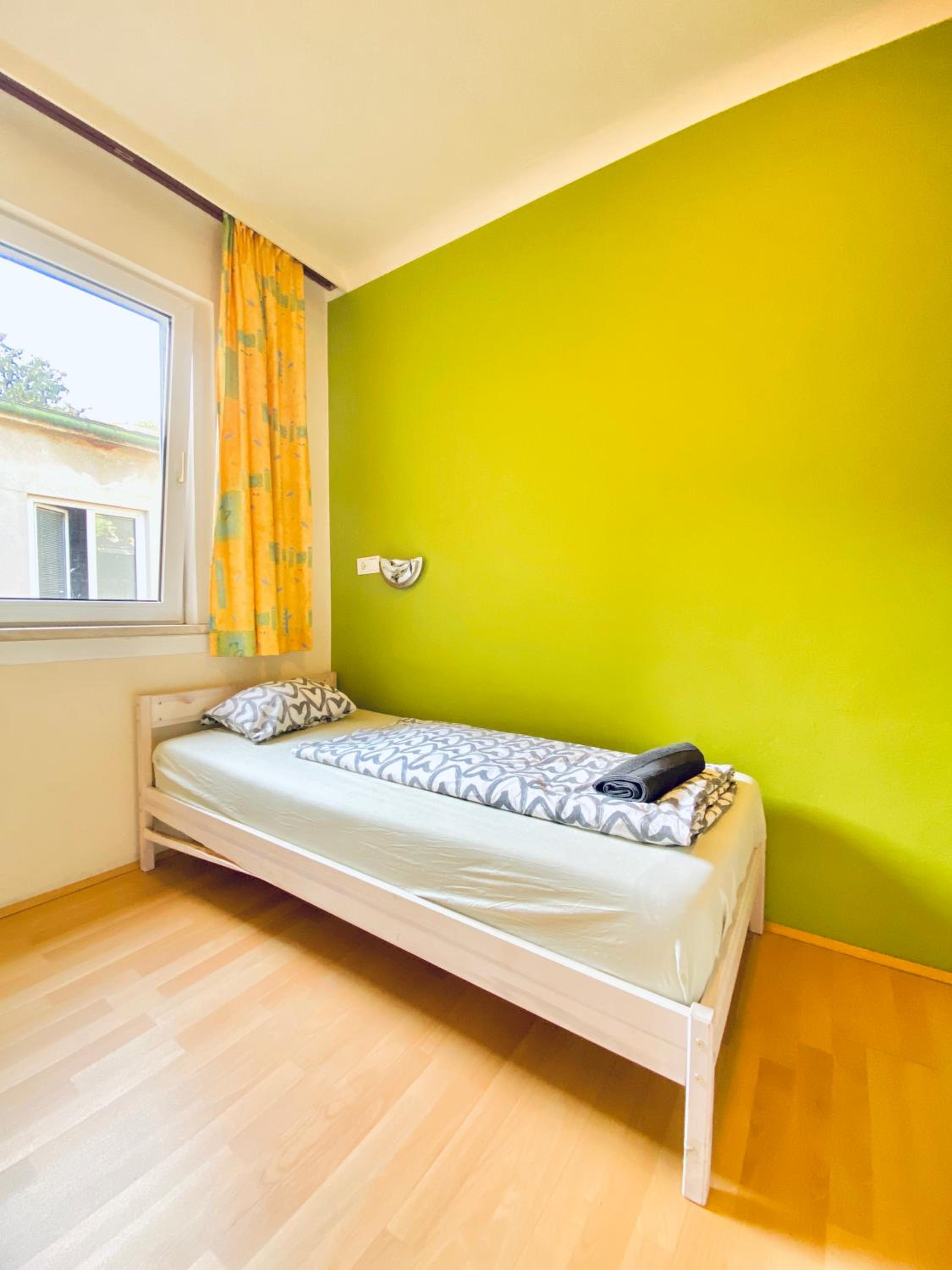 Affordable Central Rooms, 10-Min to Lugner City