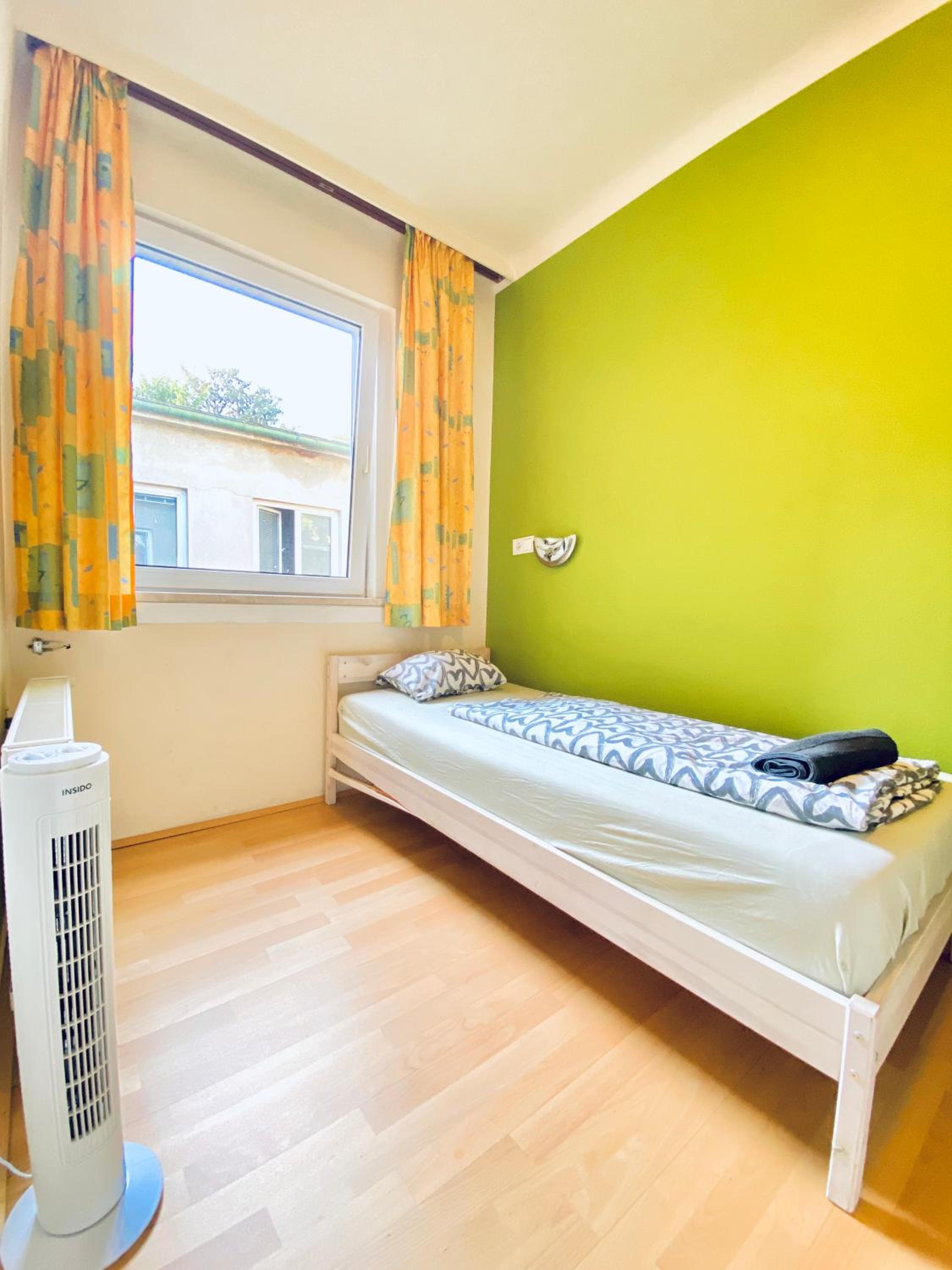Affordable Central Rooms, 10-Min to Lugner City