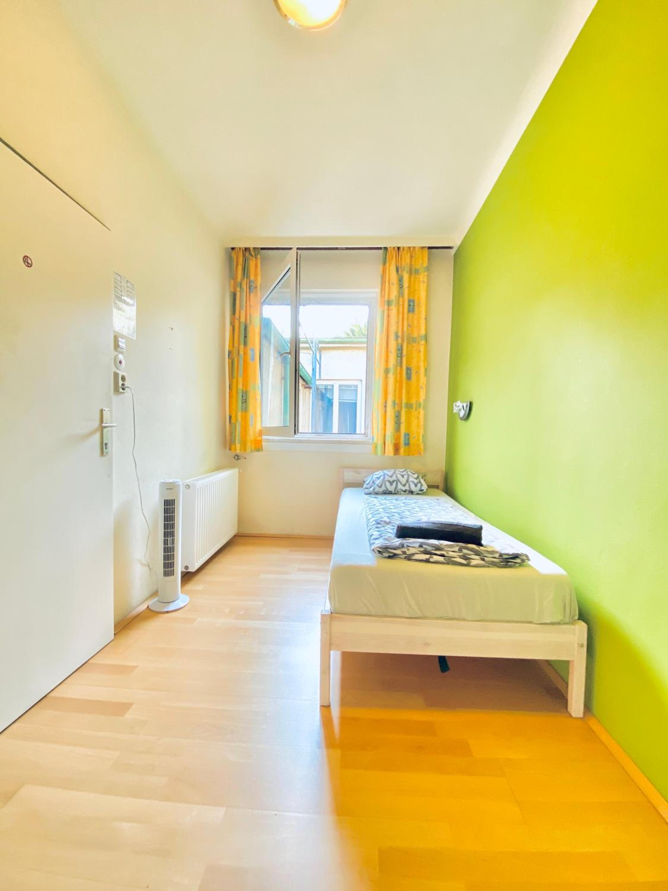 Affordable Central Rooms, 10-Min to Lugner City