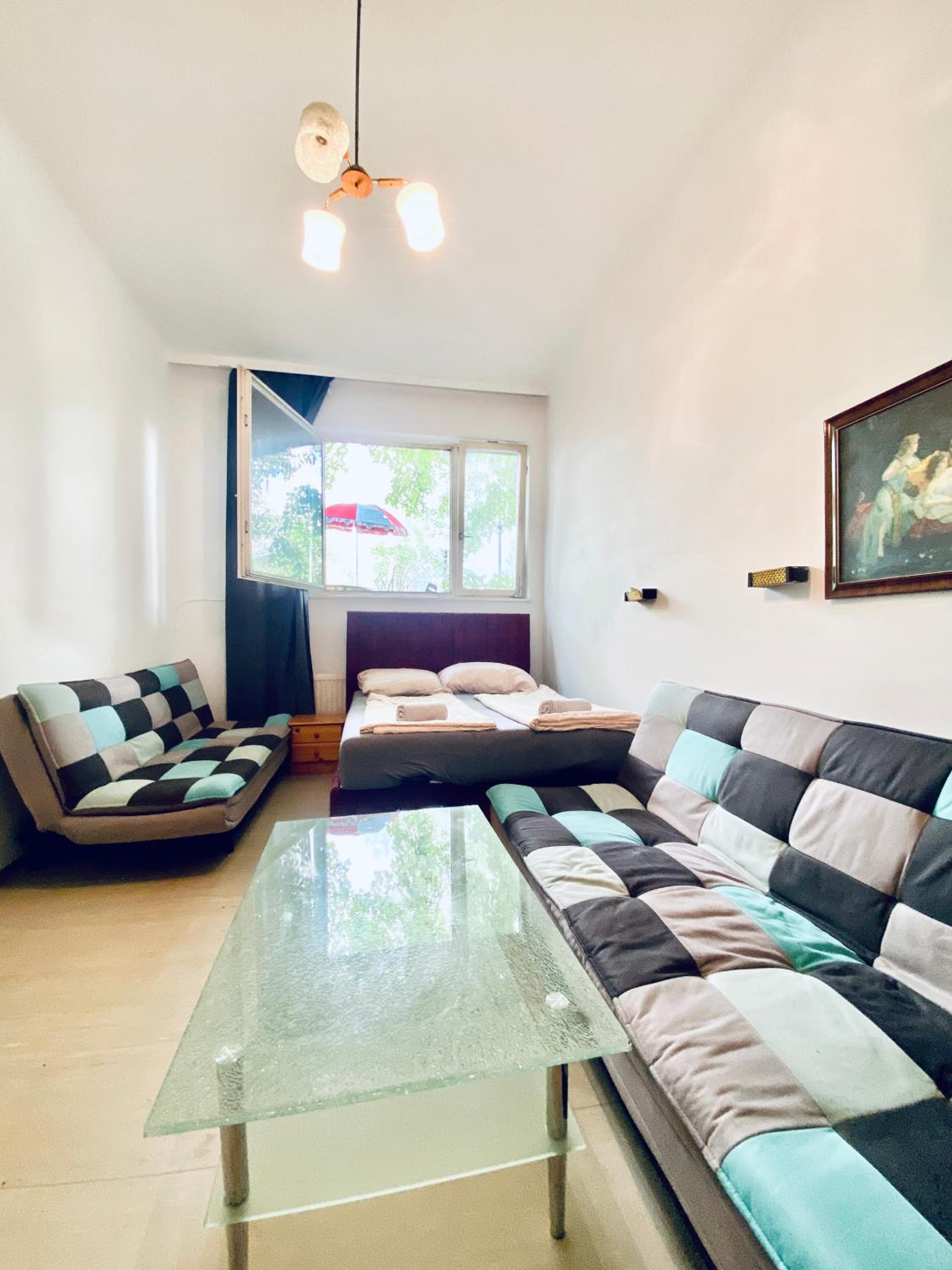 Affordable Central Rooms, 10-Min to Lugner City