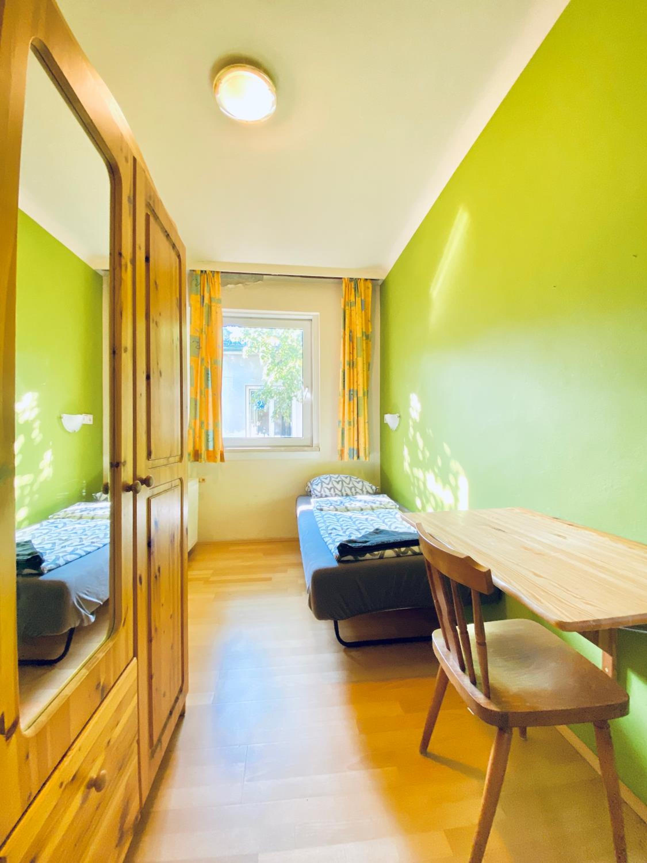Affordable Central Rooms, 10-Min to Lugner City