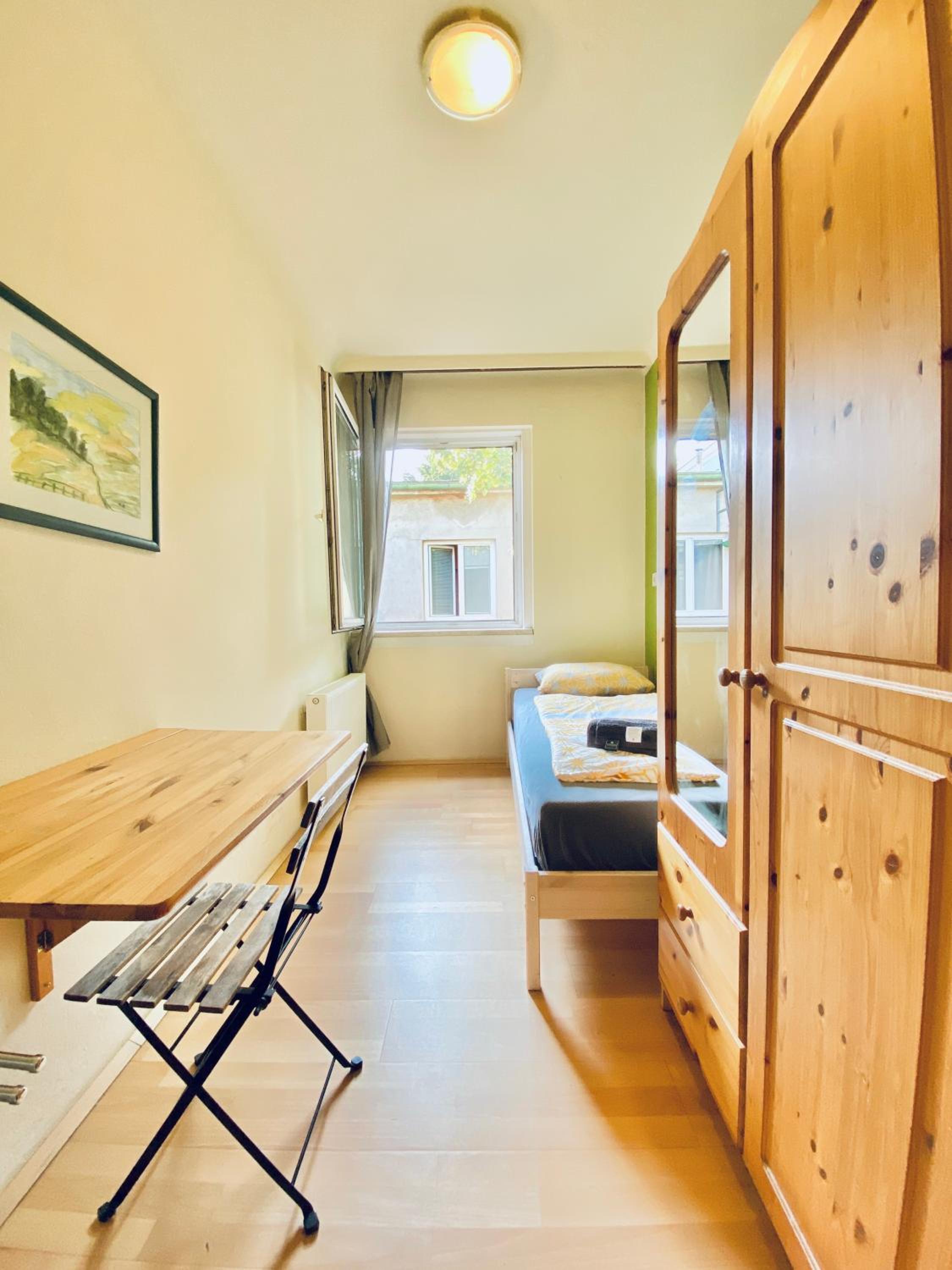 Affordable Central Rooms, 10-Min to Lugner City