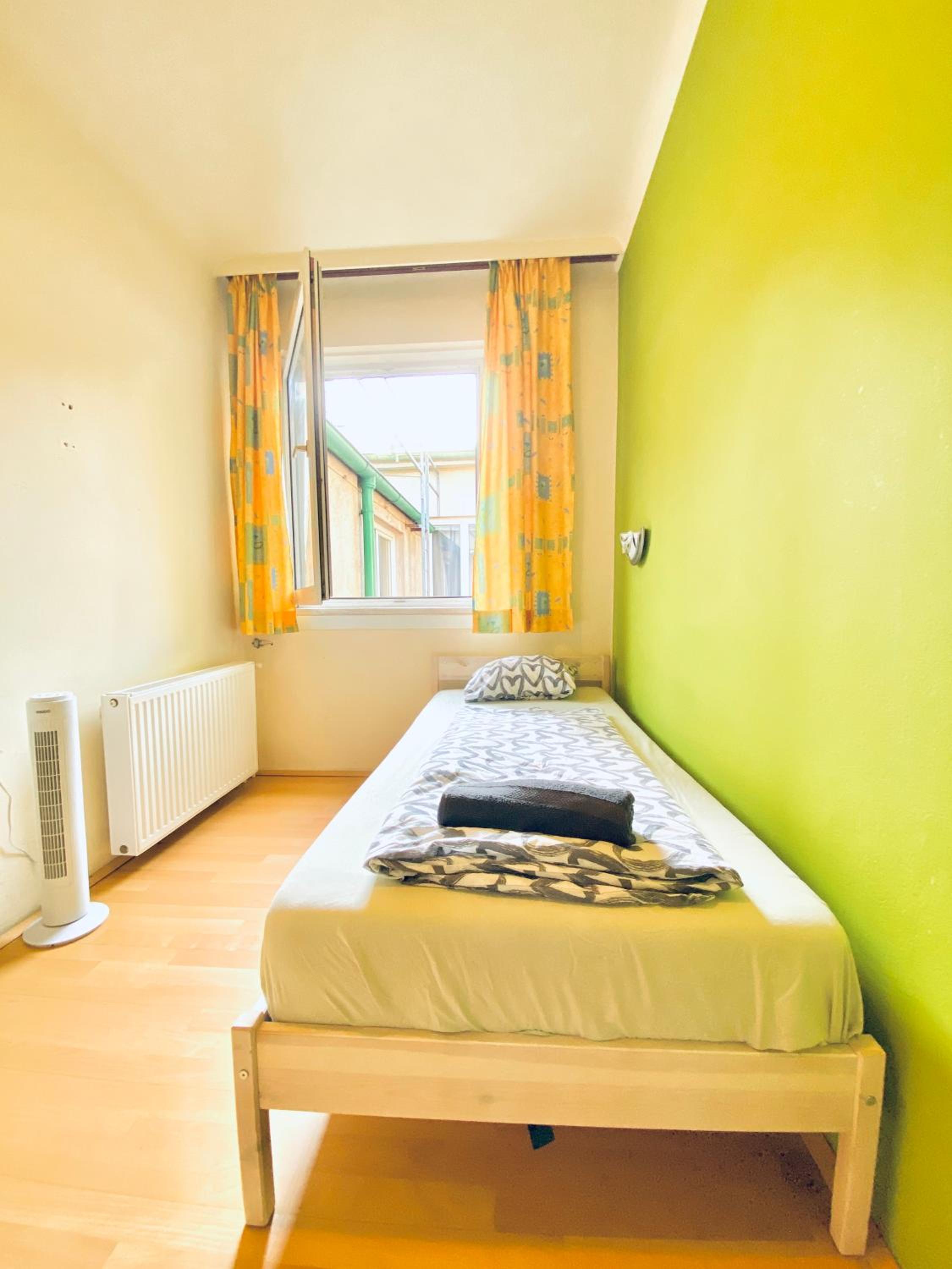 Affordable Central Rooms, 10-Min to Lugner City