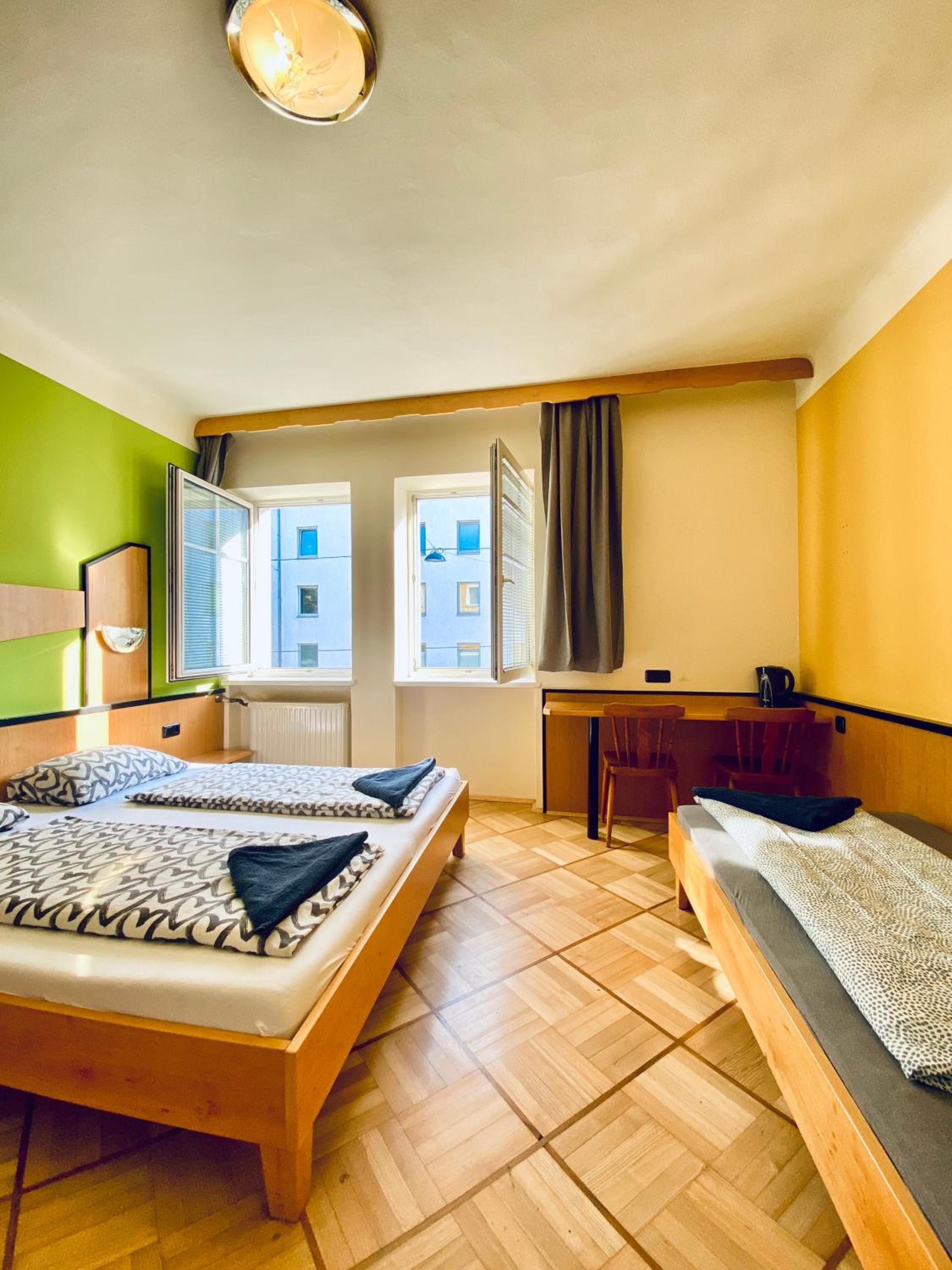 Affordable Central Rooms, 10-Min to Lugner City