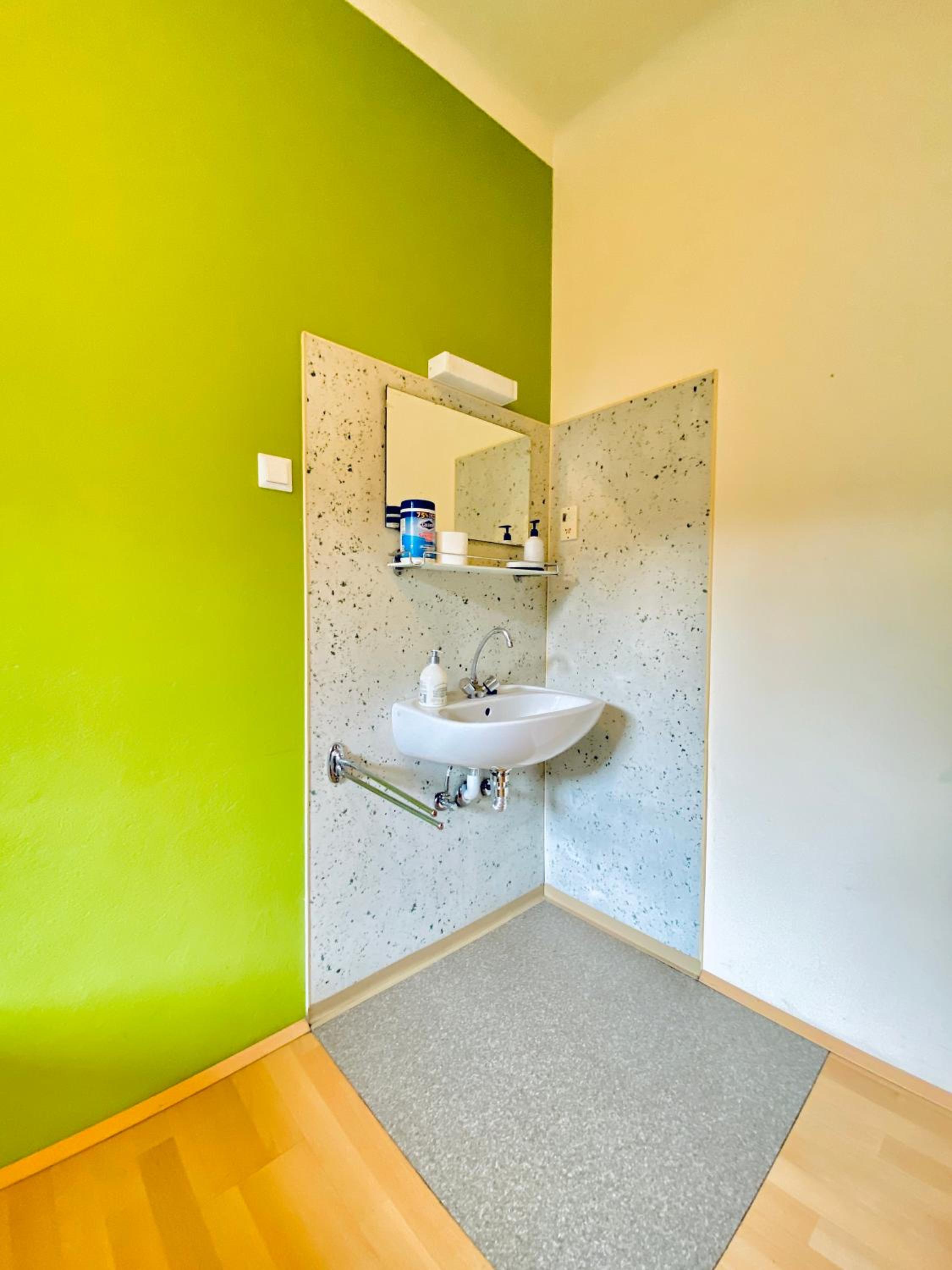 Affordable Central Rooms, 10-Min to Lugner City